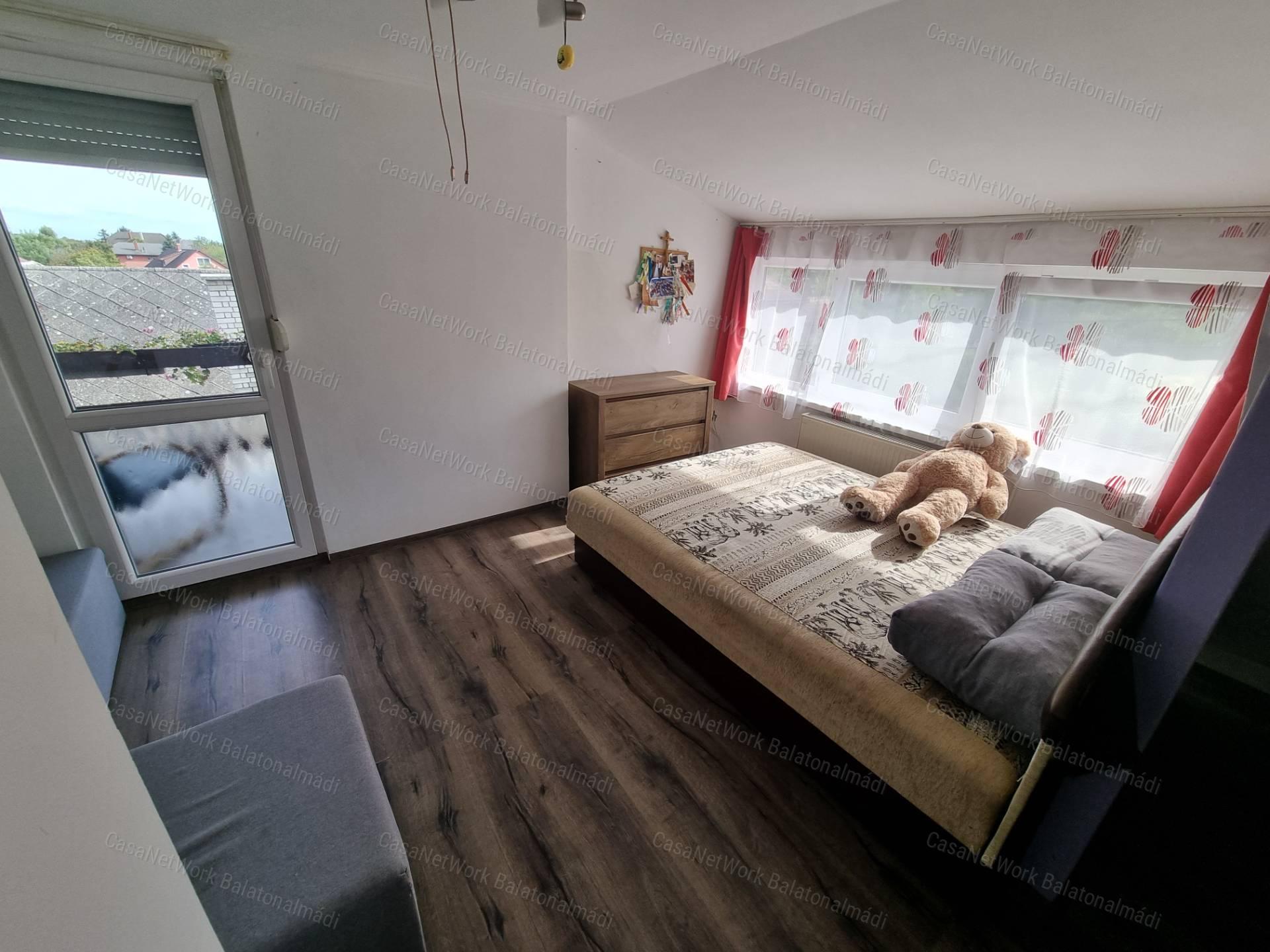 Balatonalmádiban, zöldövezetben családi ház eladó!