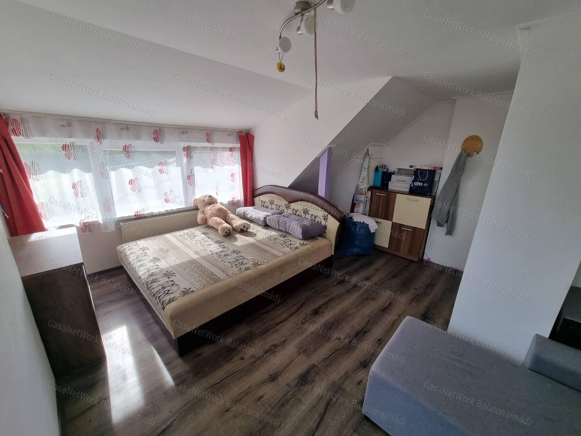 Balatonalmádiban, zöldövezetben családi ház eladó!