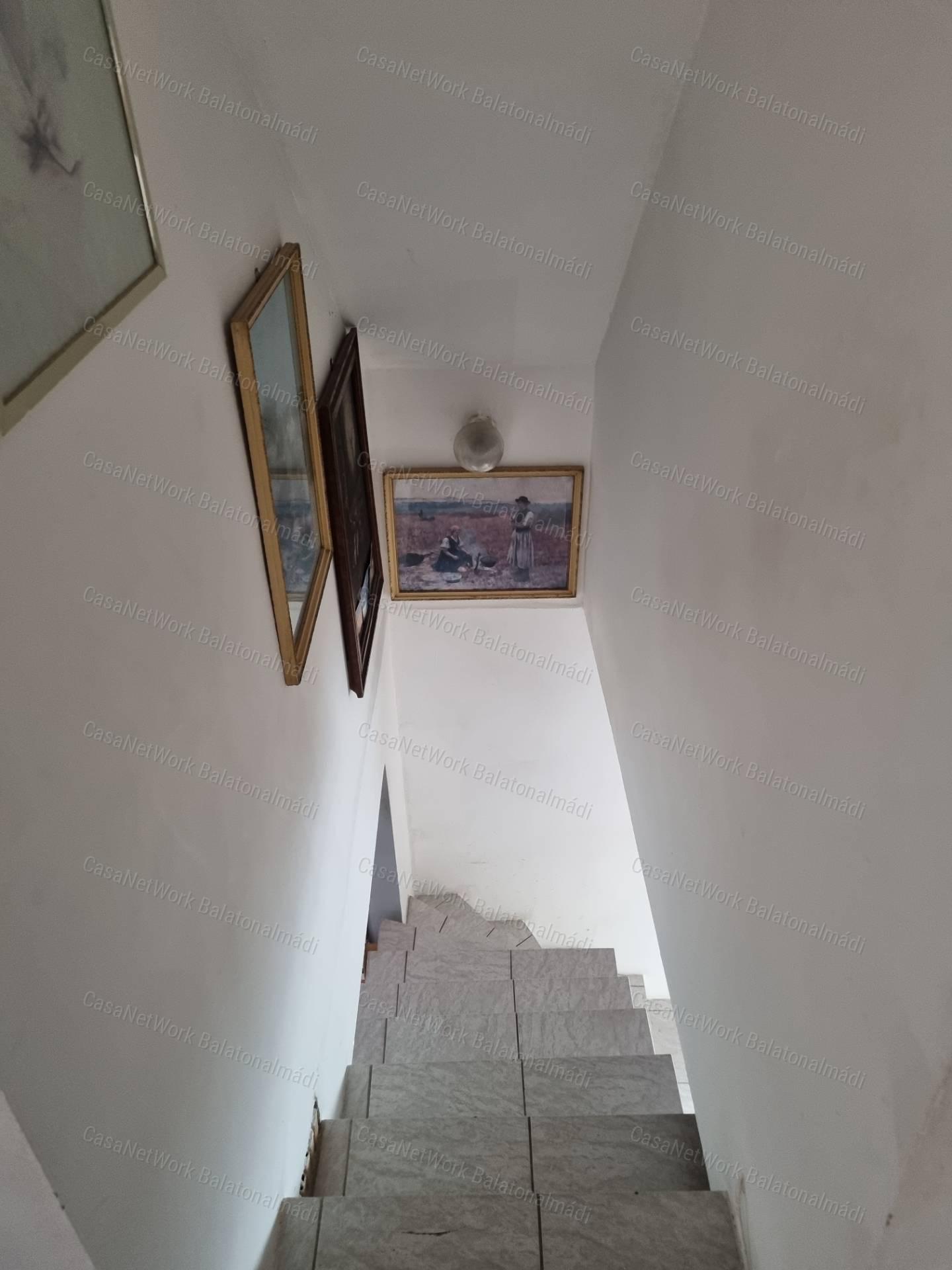 Balatonalmádiban, zöldövezetben családi ház eladó!