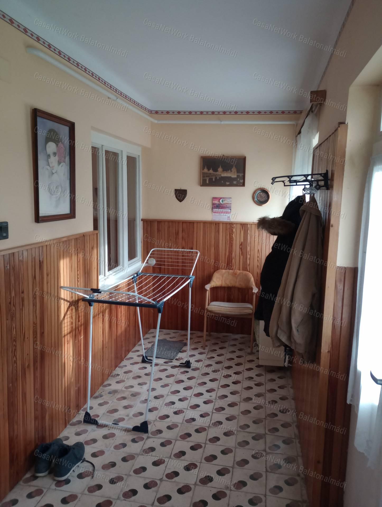 Balatonkenese központjában 117 m2 lakóház kőből rakott különálló pincével eladó.