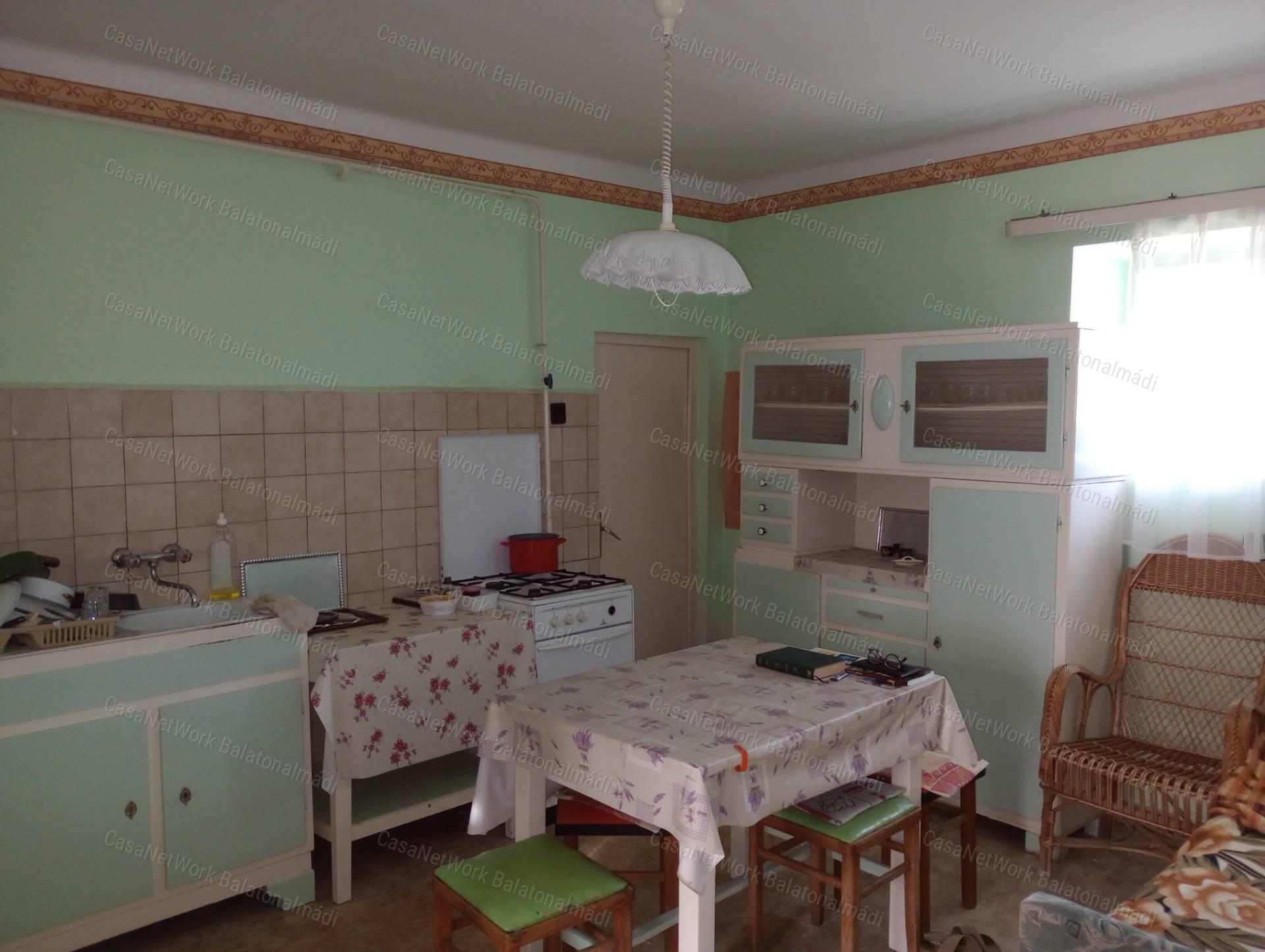 Balatonkenese központjában 117 m2 lakóház kőből rakott különálló pincével eladó.