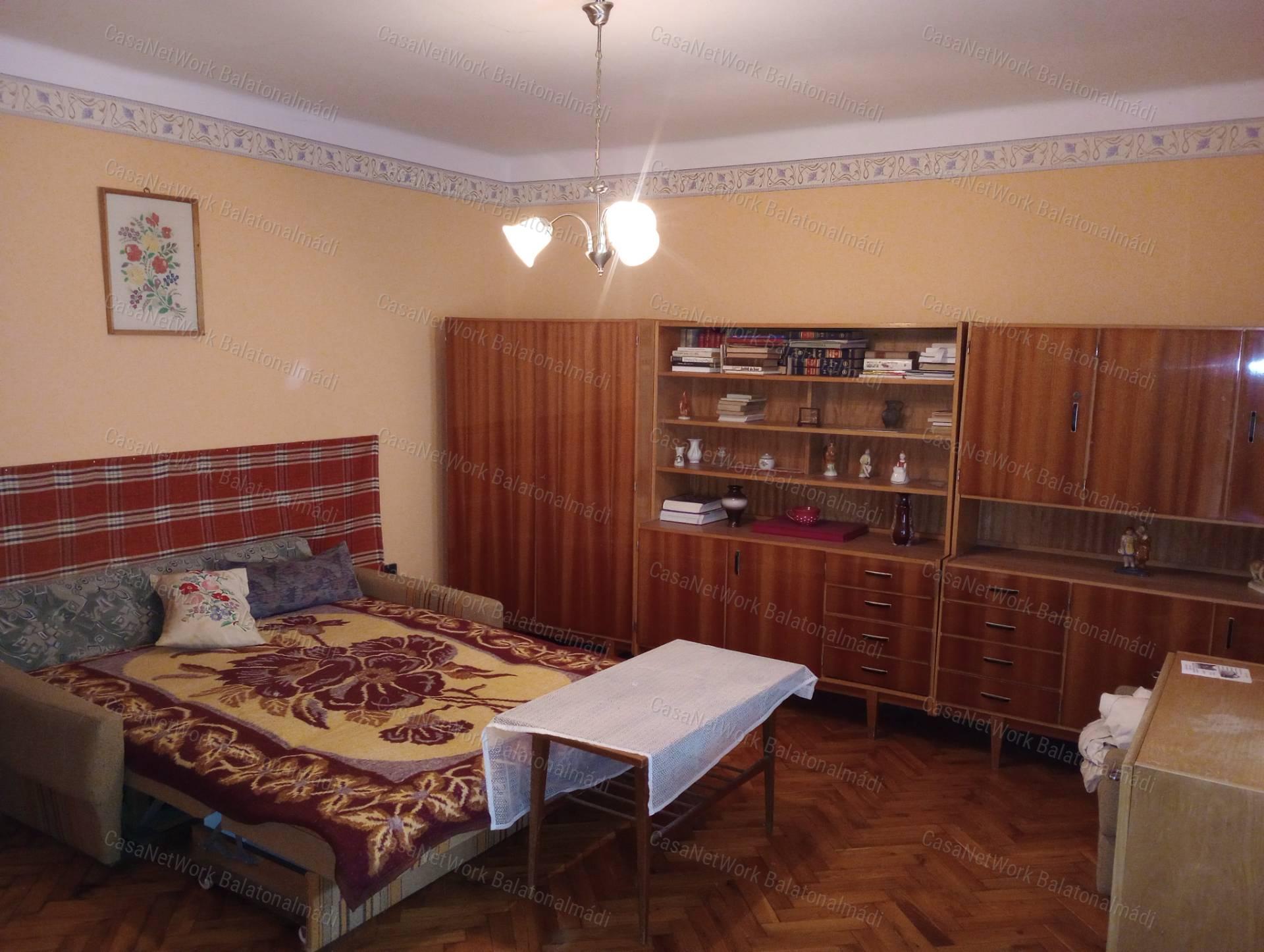 Balatonkenese központjában 117 m2 lakóház kőből rakott különálló pincével eladó.