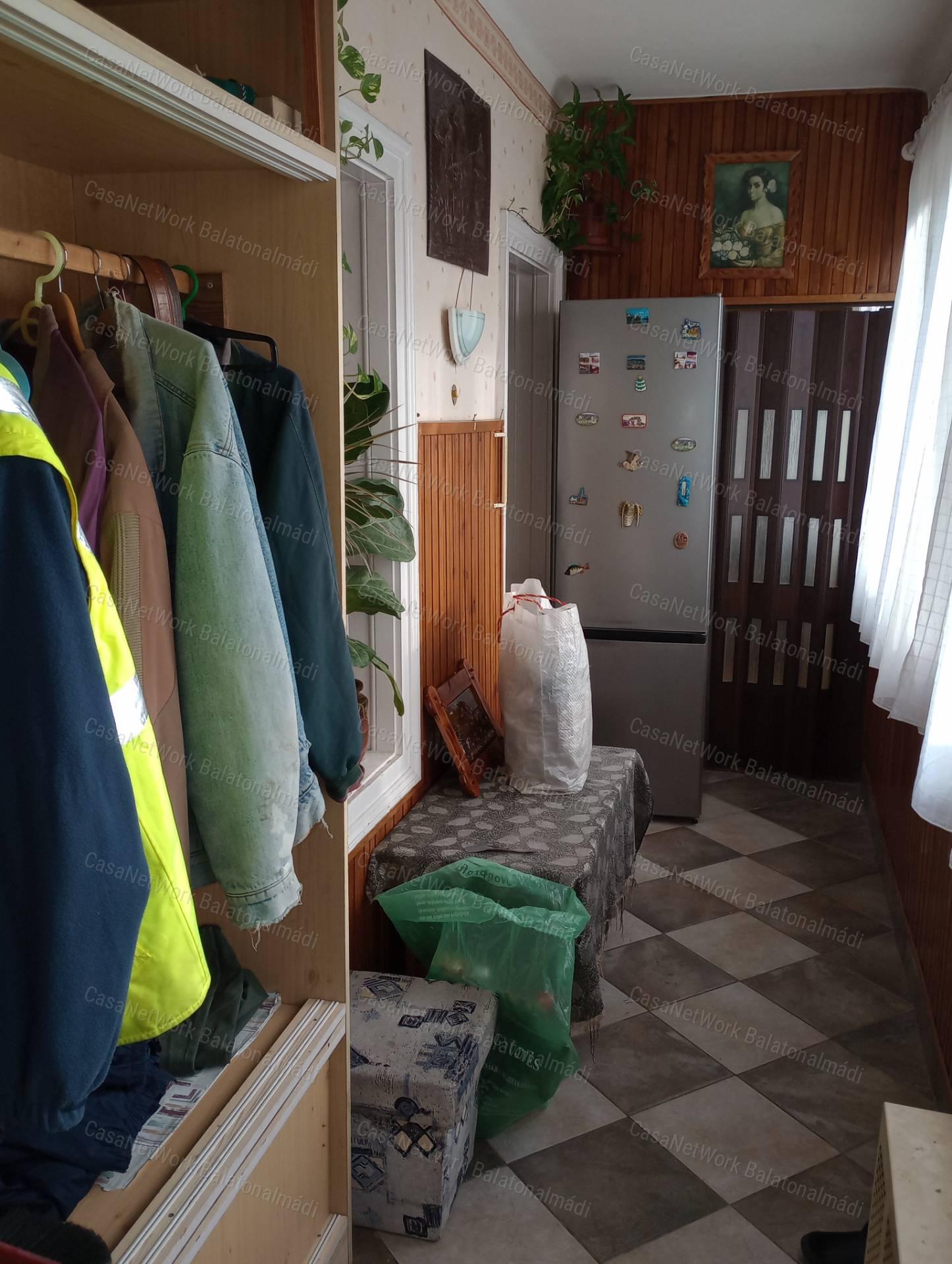 Balatonkenese központjában 117 m2 lakóház kőből rakott különálló pincével eladó.
