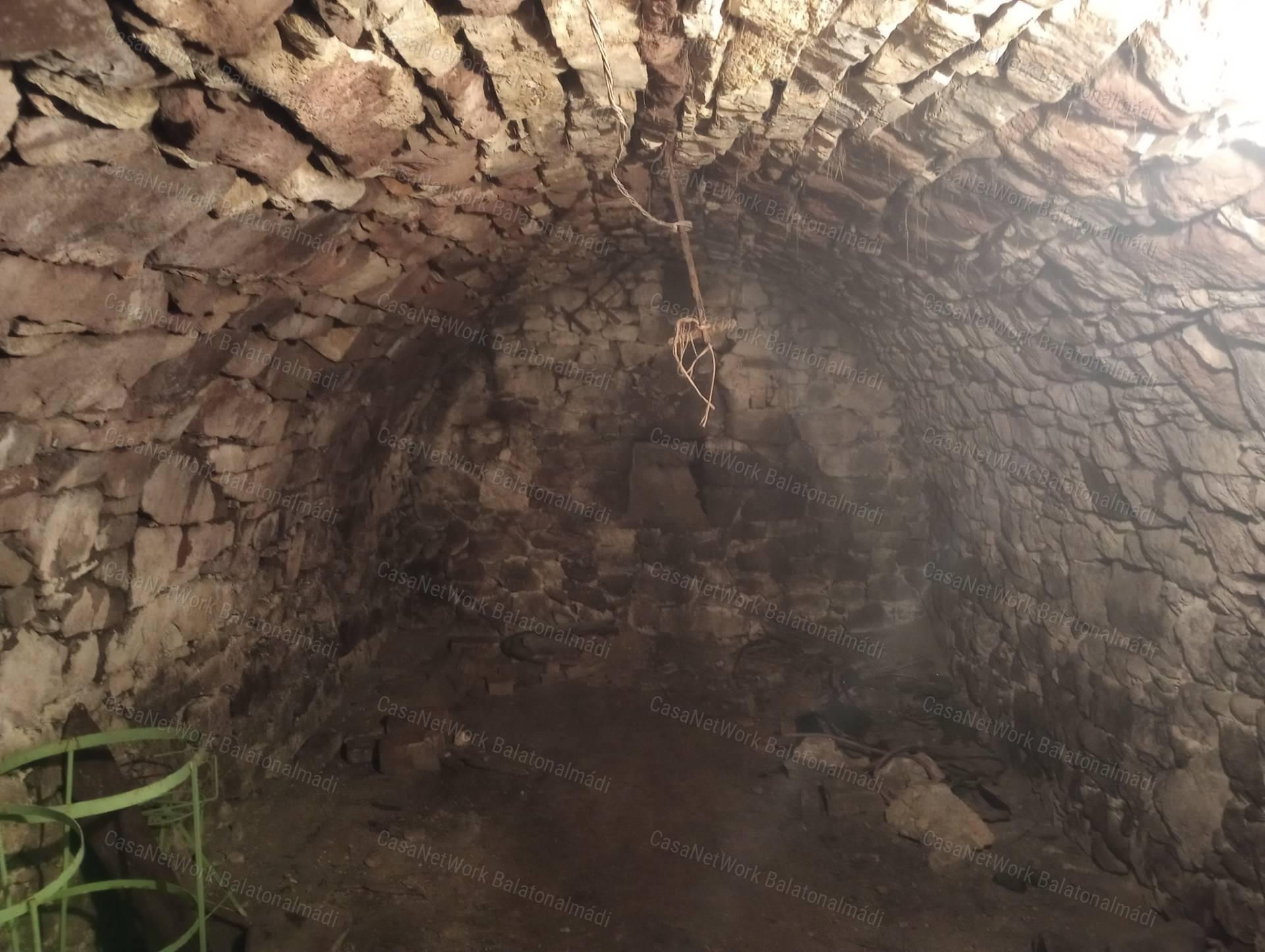 Balatonkenese központjában 117 m2 lakóház kőből rakott különálló pincével eladó.