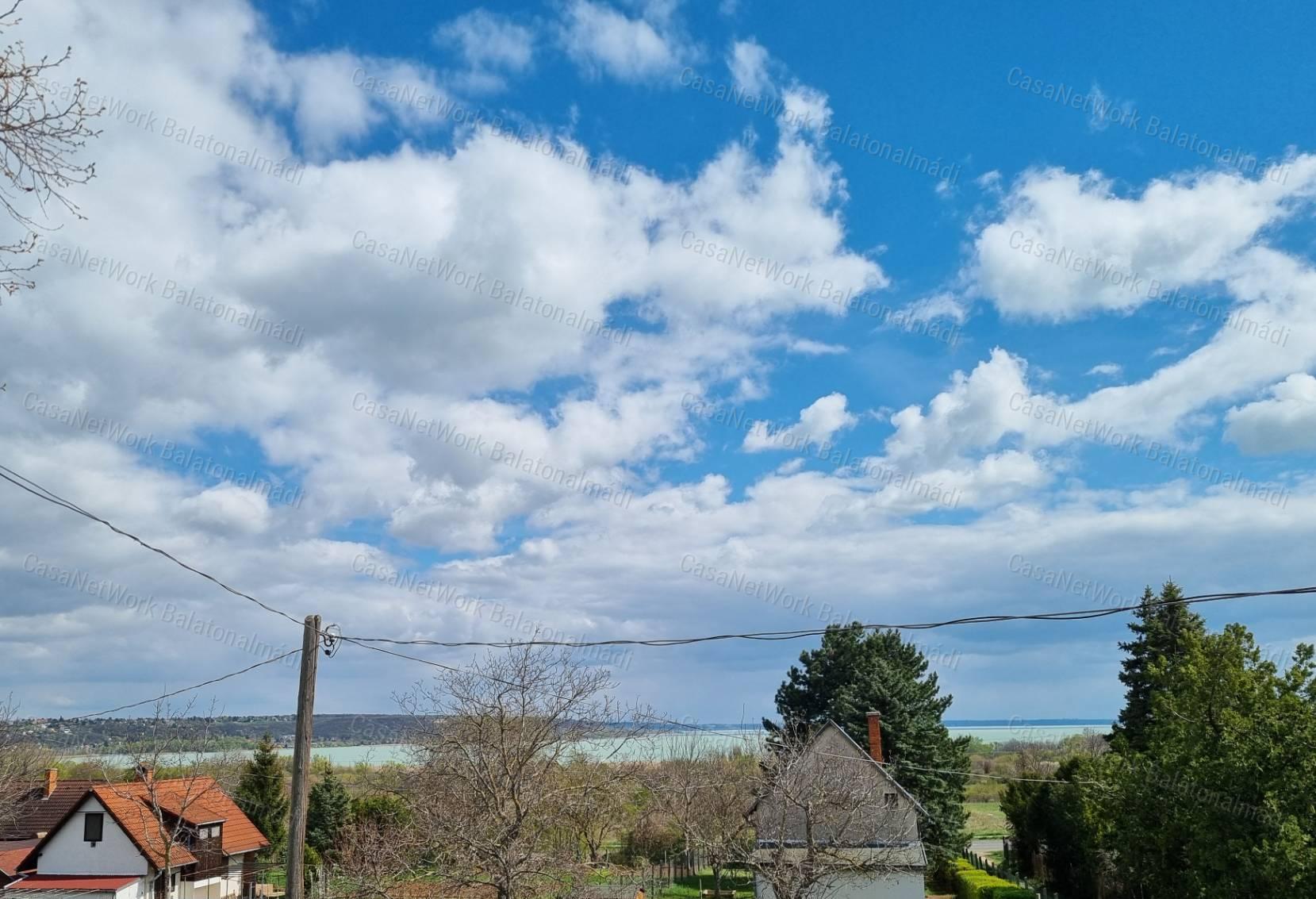 Eladó balatoni panorámás nyaraló Balatonalmádiban!