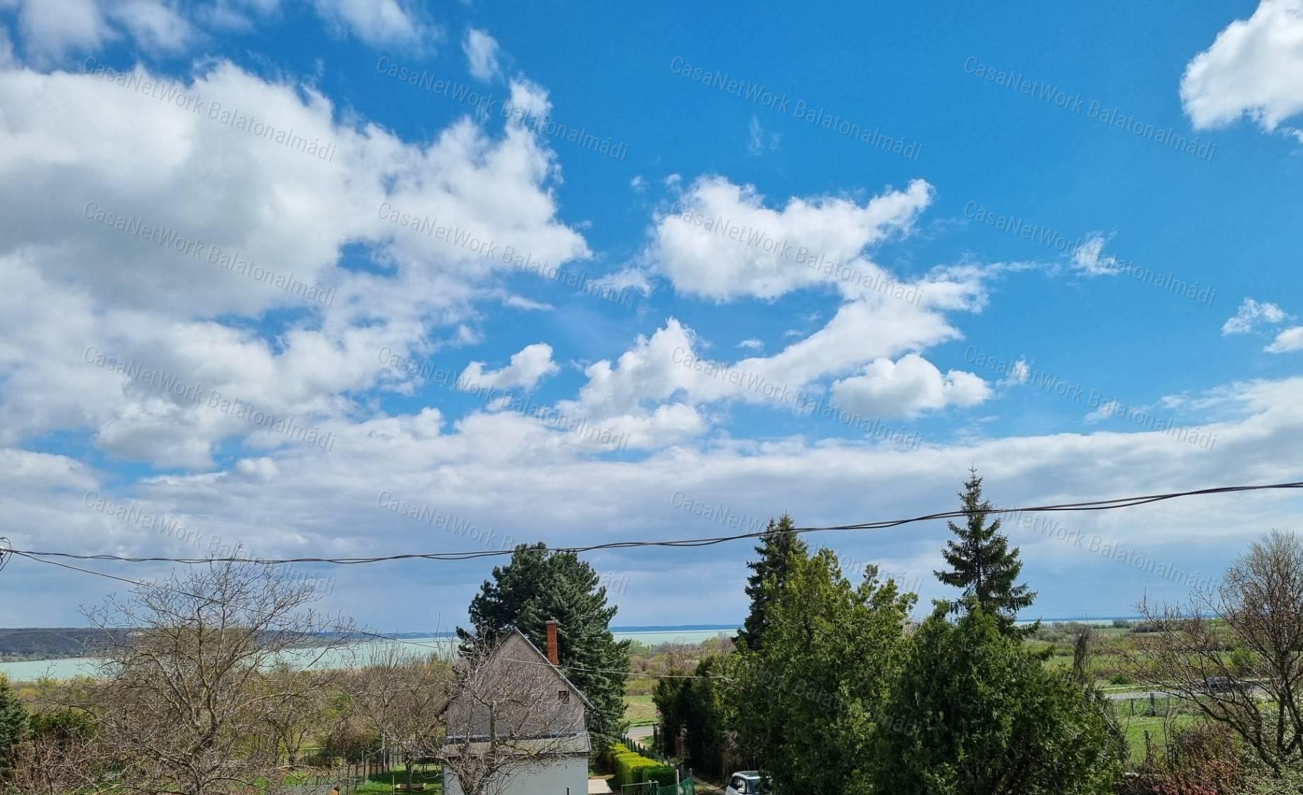 Eladó balatoni panorámás nyaraló Balatonalmádiban!