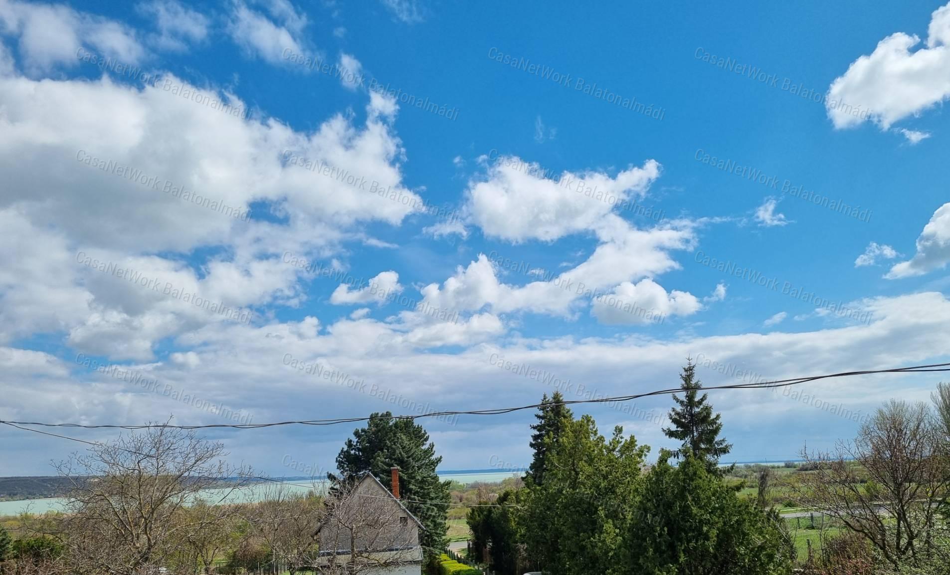 Eladó balatoni panorámás nyaraló Balatonalmádiban!