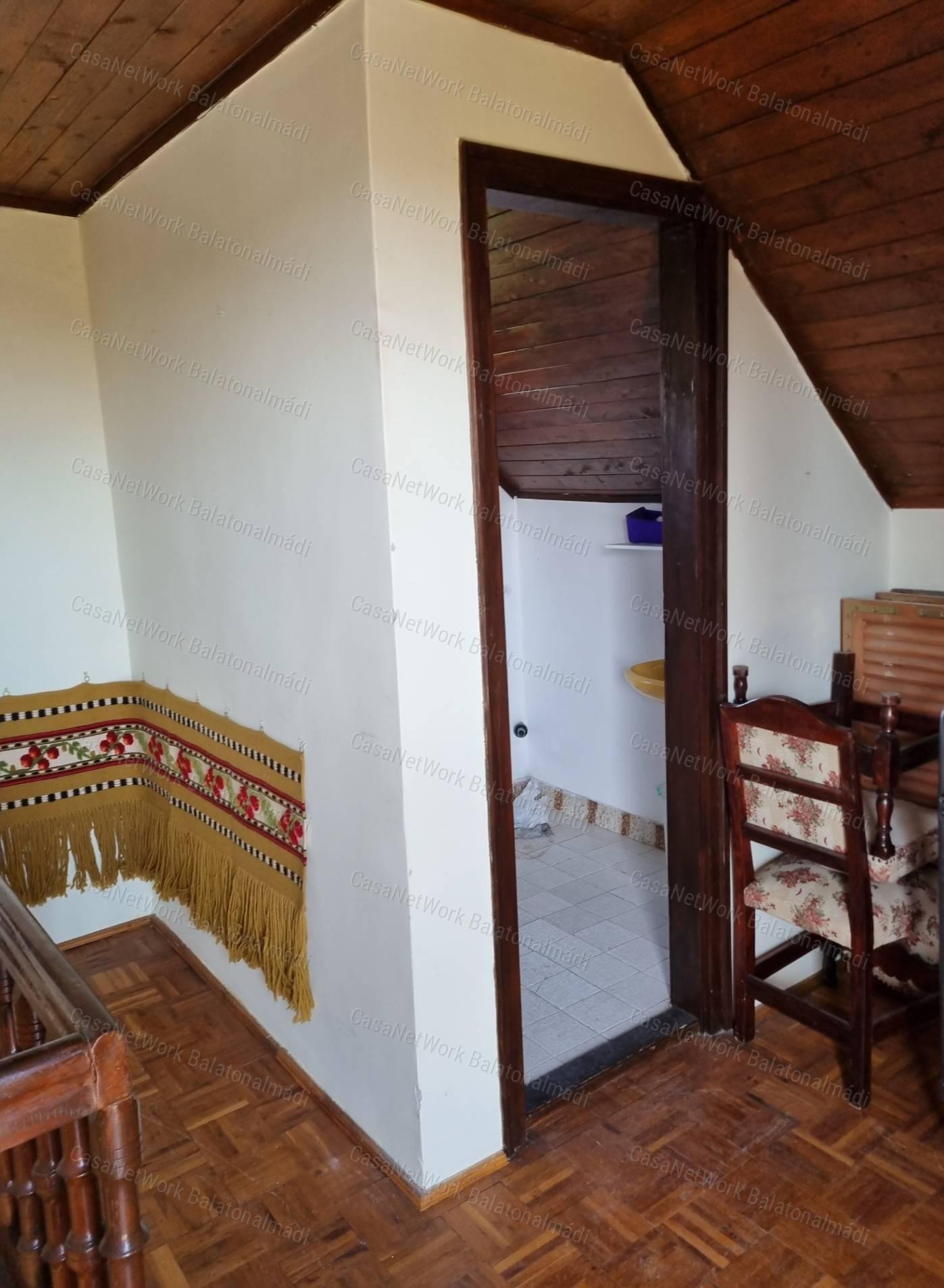 Eladó balatoni panorámás nyaraló Balatonalmádiban!