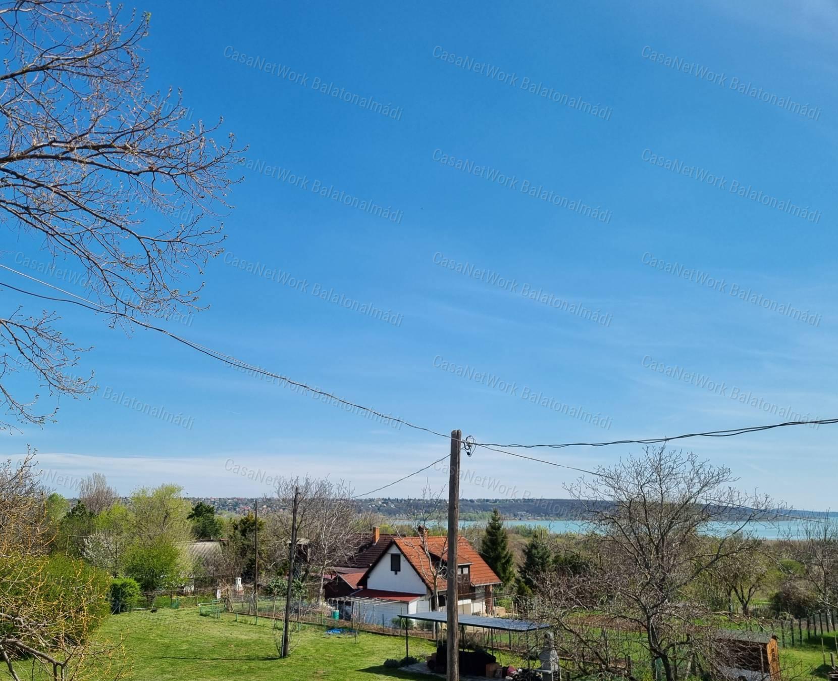 Eladó balatoni panorámás nyaraló Balatonalmádiban!