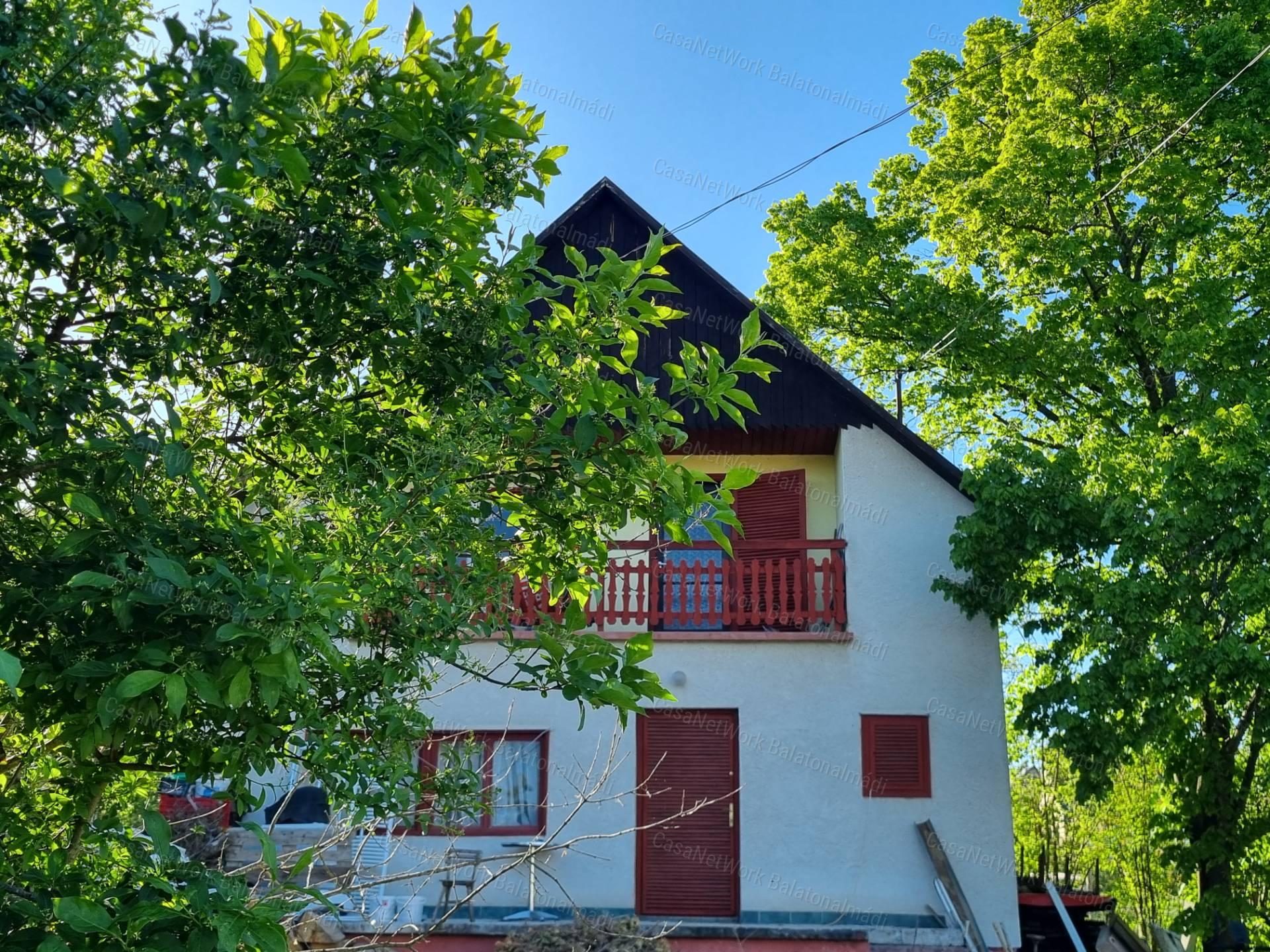 Eladó balatoni panorámás nyaraló Balatonalmádiban!