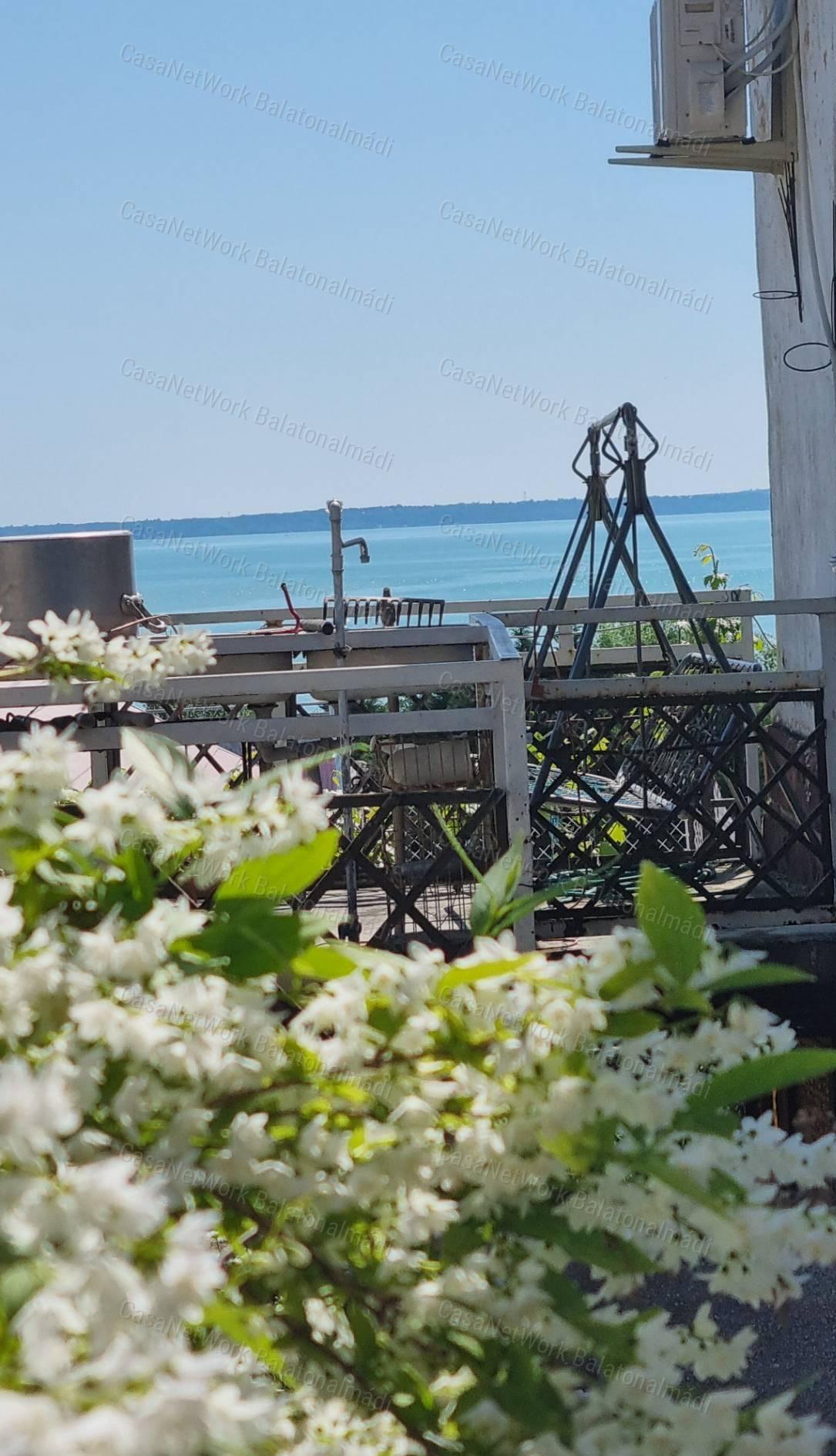 Eladó belvárosi, panorámás villaépület Balatonalmádiban!