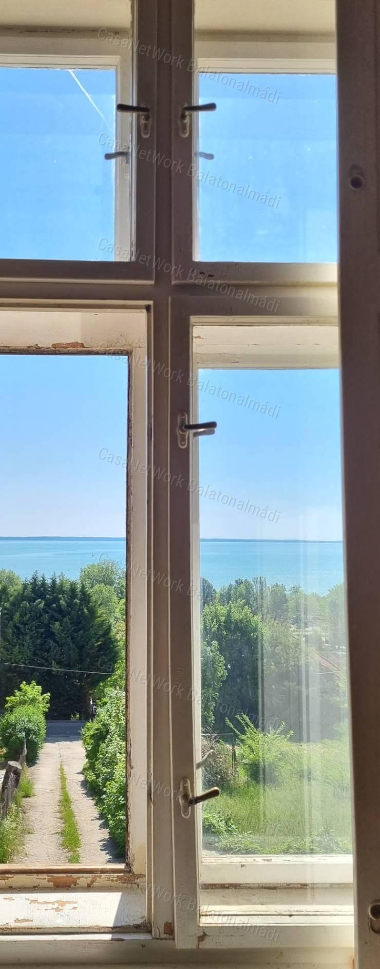 Eladó belvárosi, panorámás villaépület Balatonalmádiban!
