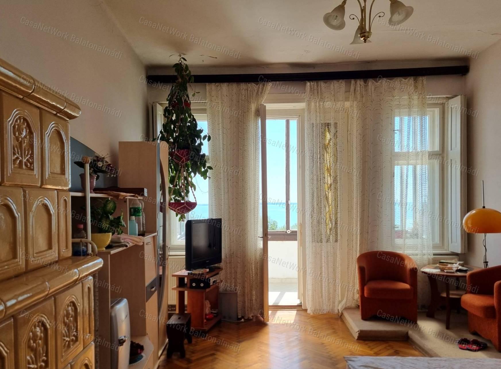Eladó belvárosi, panorámás villaépület Balatonalmádiban!