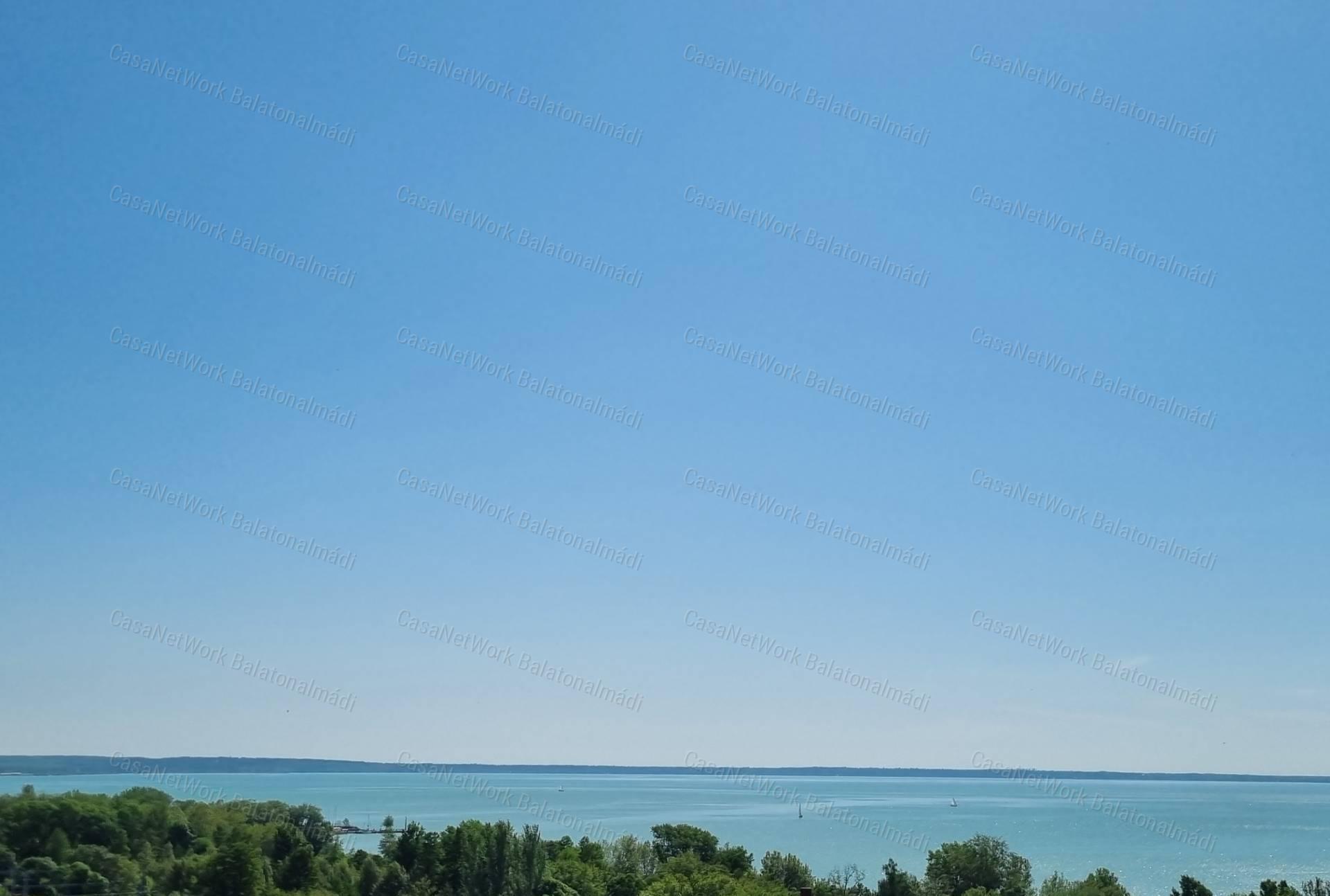 Eladó belvárosi, panorámás villaépület Balatonalmádiban!