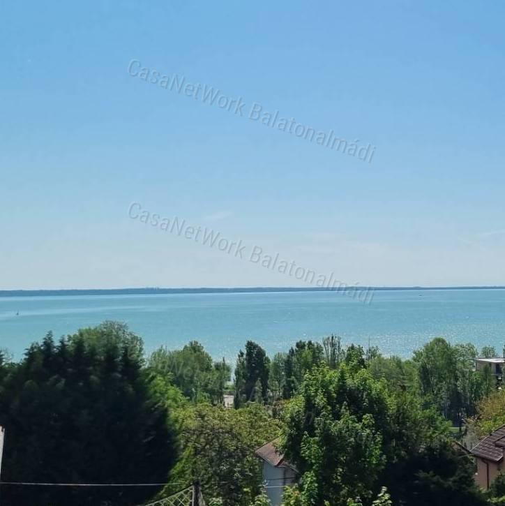 Eladó belvárosi, panorámás villaépület Balatonalmádiban!