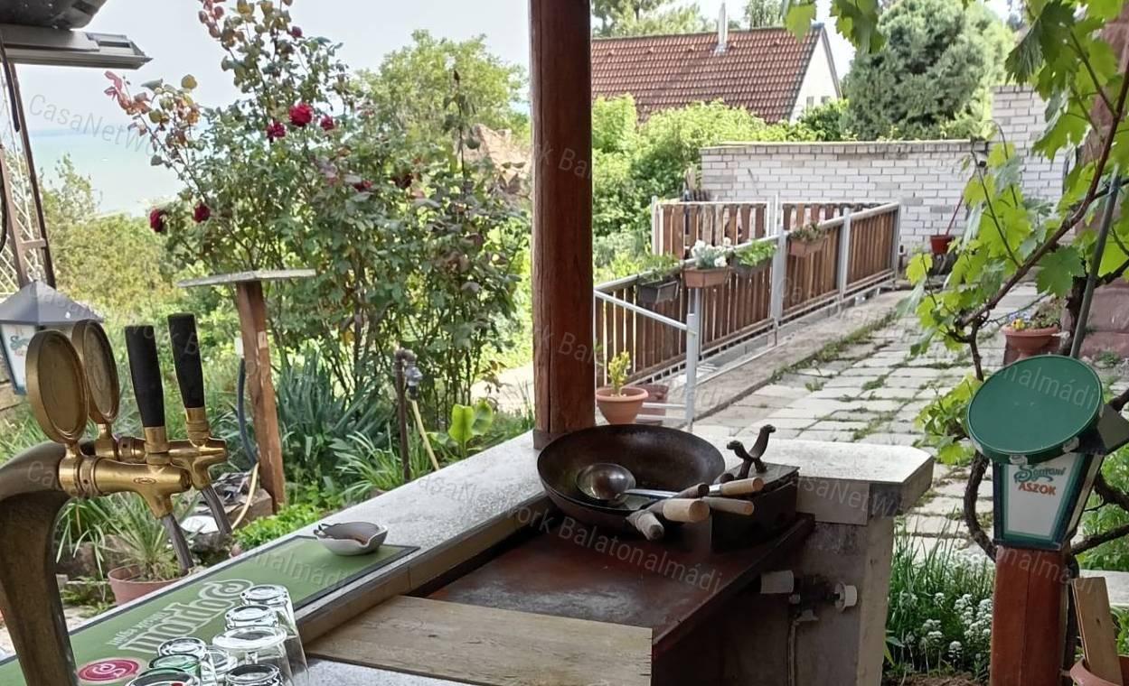 Eladó belvárosi, panorámás villaépület Balatonalmádiban!