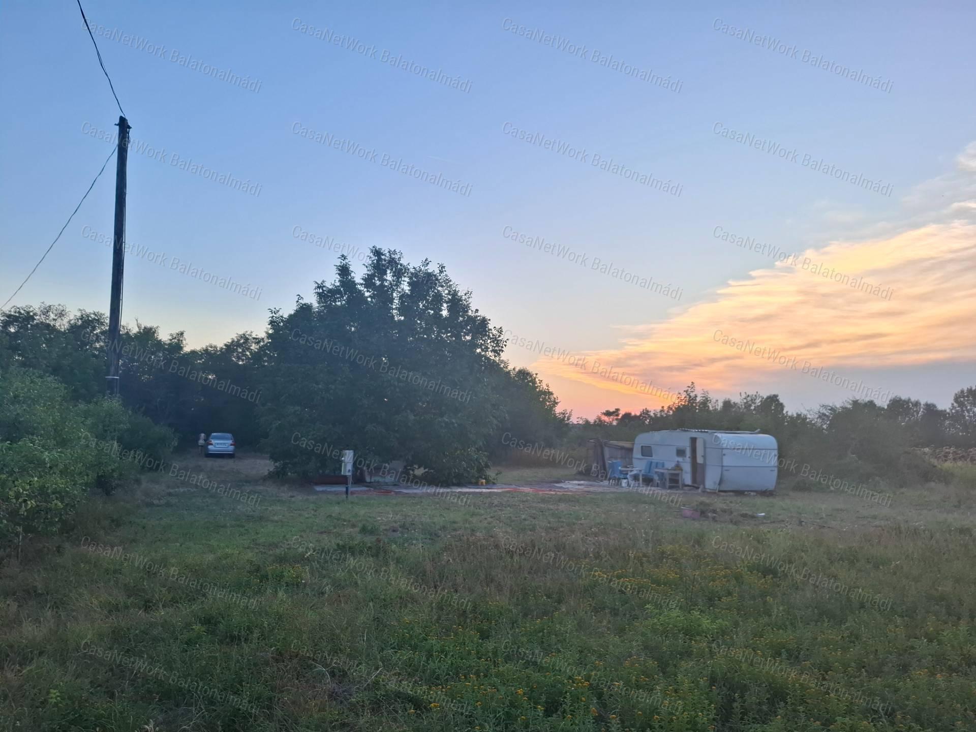 Balatonfőkajári 906 m2-es belterületi építési telek eladó