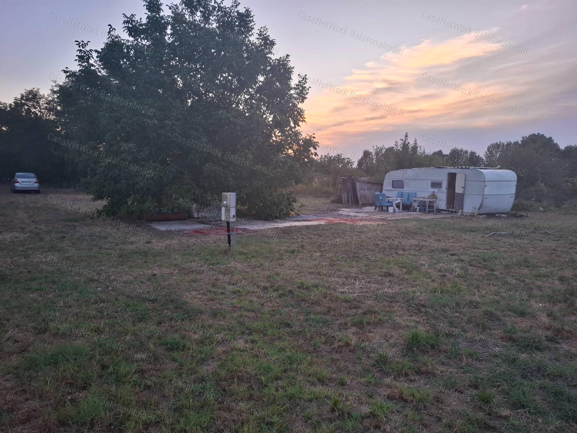 Balatonfőkajári 906 m2-es belterületi építési telek eladó