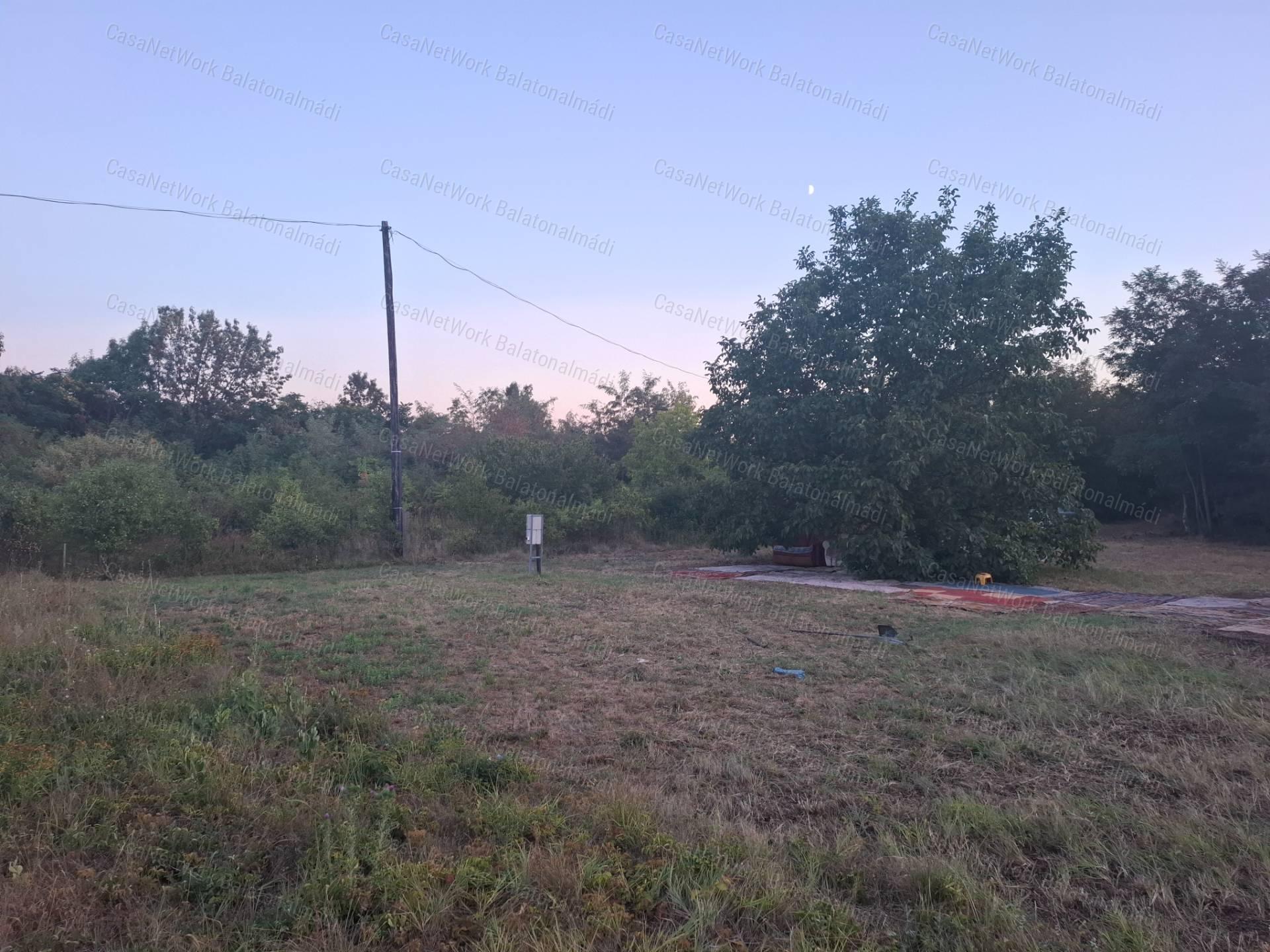 Balatonfőkajári 906 m2-es belterületi építési telek eladó