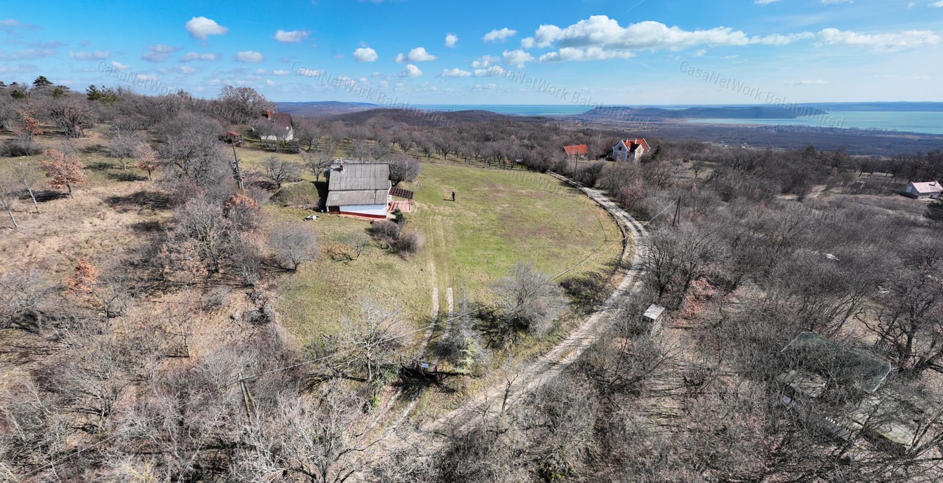 Vászoly Öreg-hegy pince-présház teljes balatoni panorámával