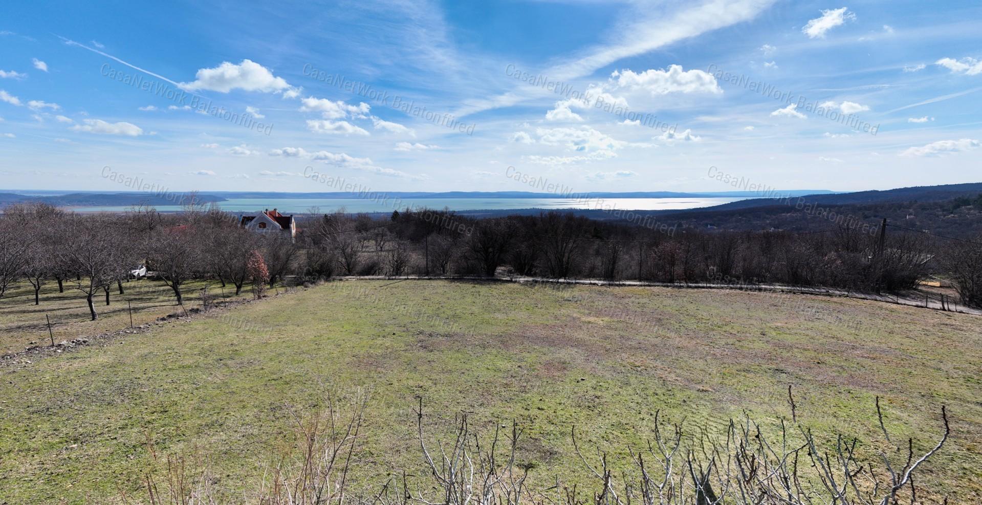 Vászoly Öreg-hegy pince-présház teljes balatoni panorámával