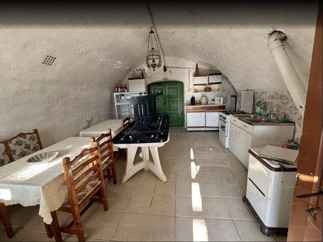 Vászoly Öreg-hegy pince-présház teljes balatoni panorámával