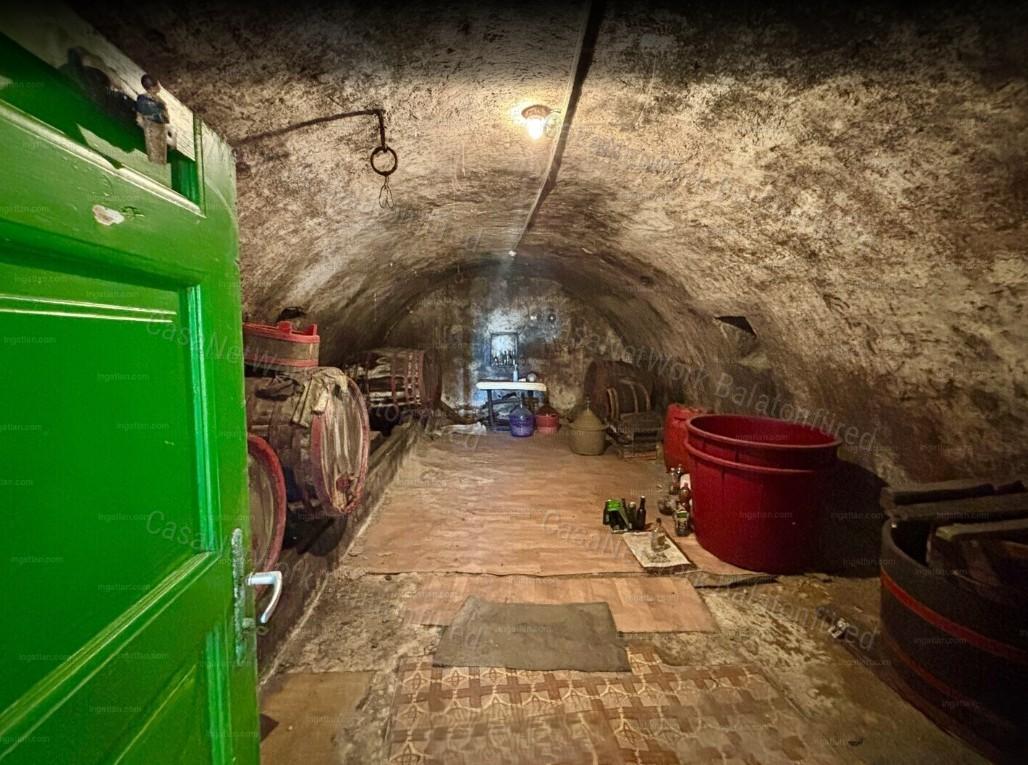 Vászoly Öreg-hegy pince-présház teljes balatoni panorámával