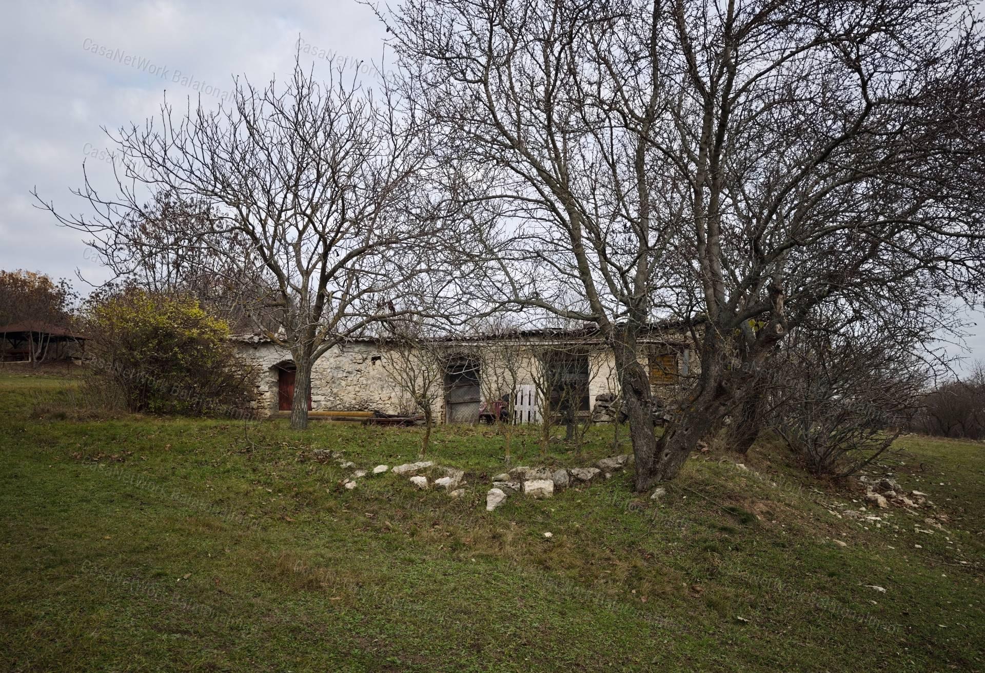 Vászoly Öreg-hegy pince-présház teljes balatoni panorámával