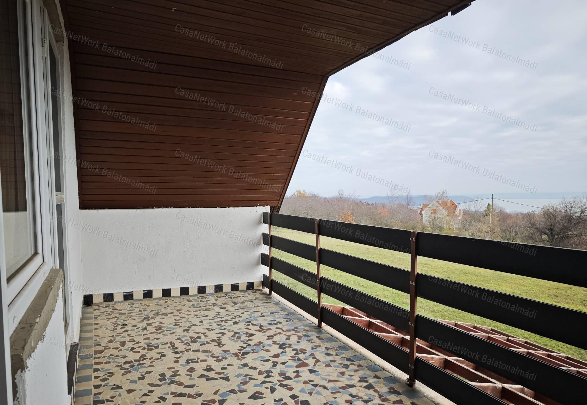 Vászoly Öreg-hegy pince-présház teljes balatoni panorámával
