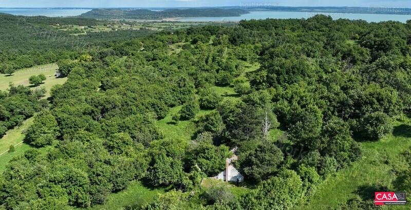 Balaton-felvidéken 6,3 ha birtok, 2 db romos épülettel
