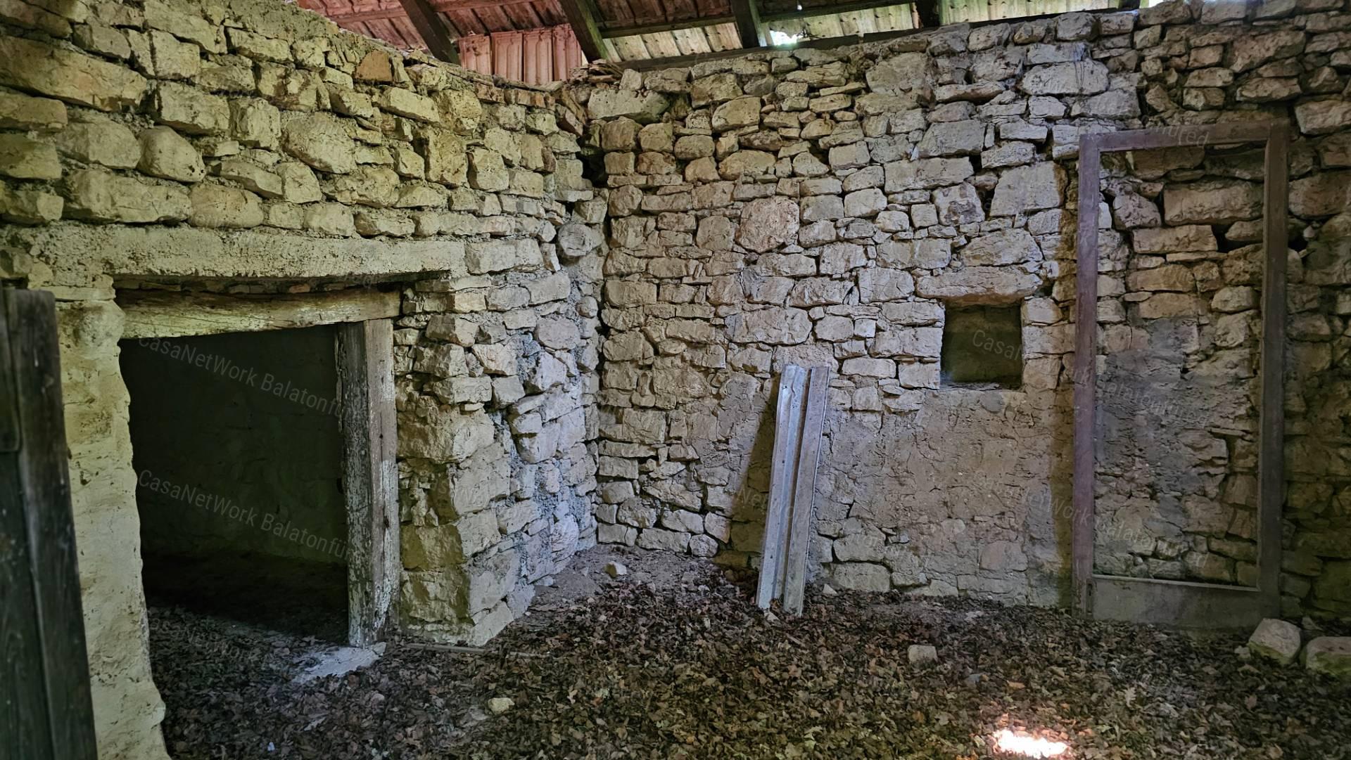 Balaton-felvidéken 6,3 ha birtok, 2 db romos épülettel