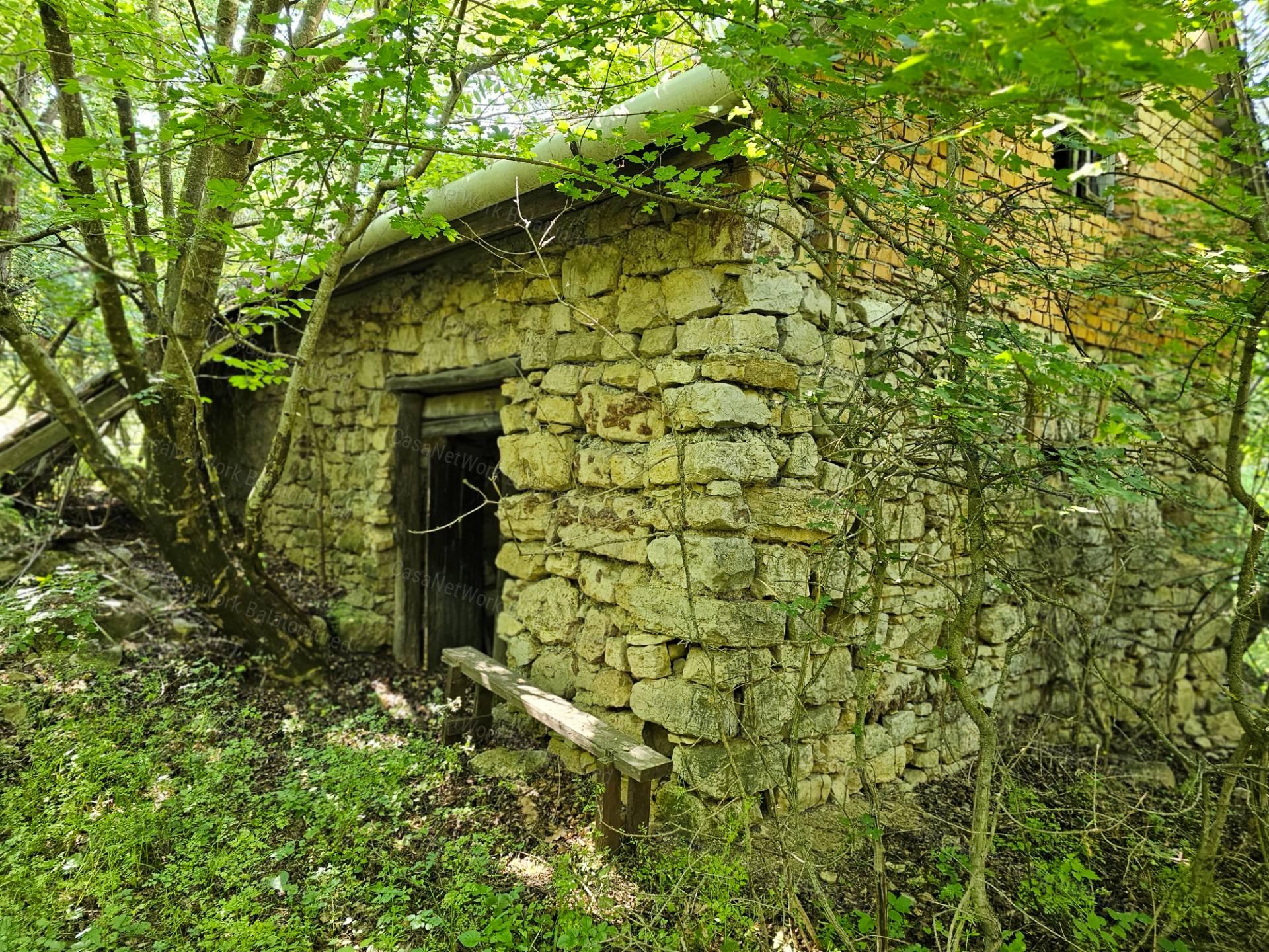 Balaton-felvidéken 6,3 ha birtok, 2 db romos épülettel