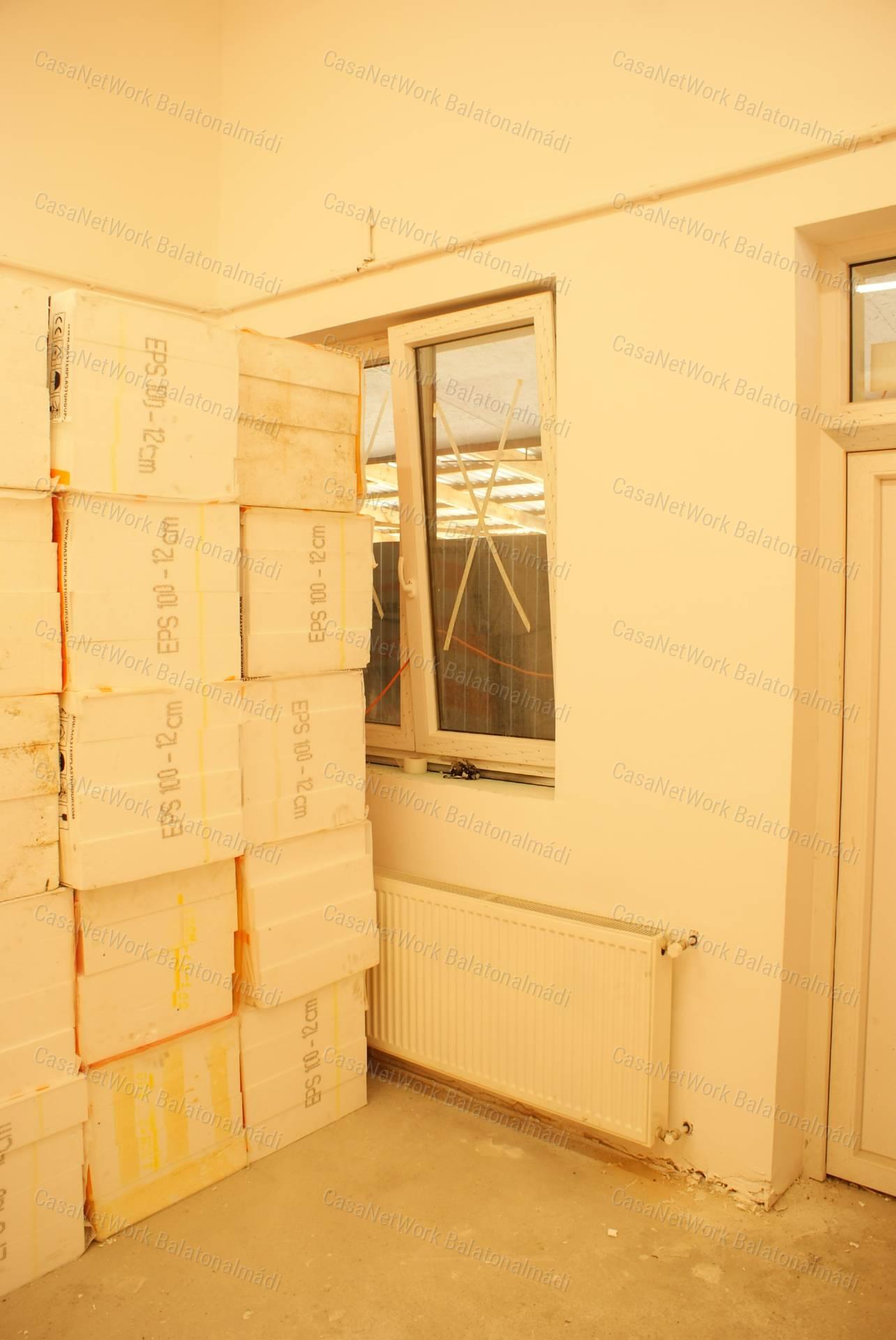 Balatonkenesén 39 m² üzlethelyiség kiadó