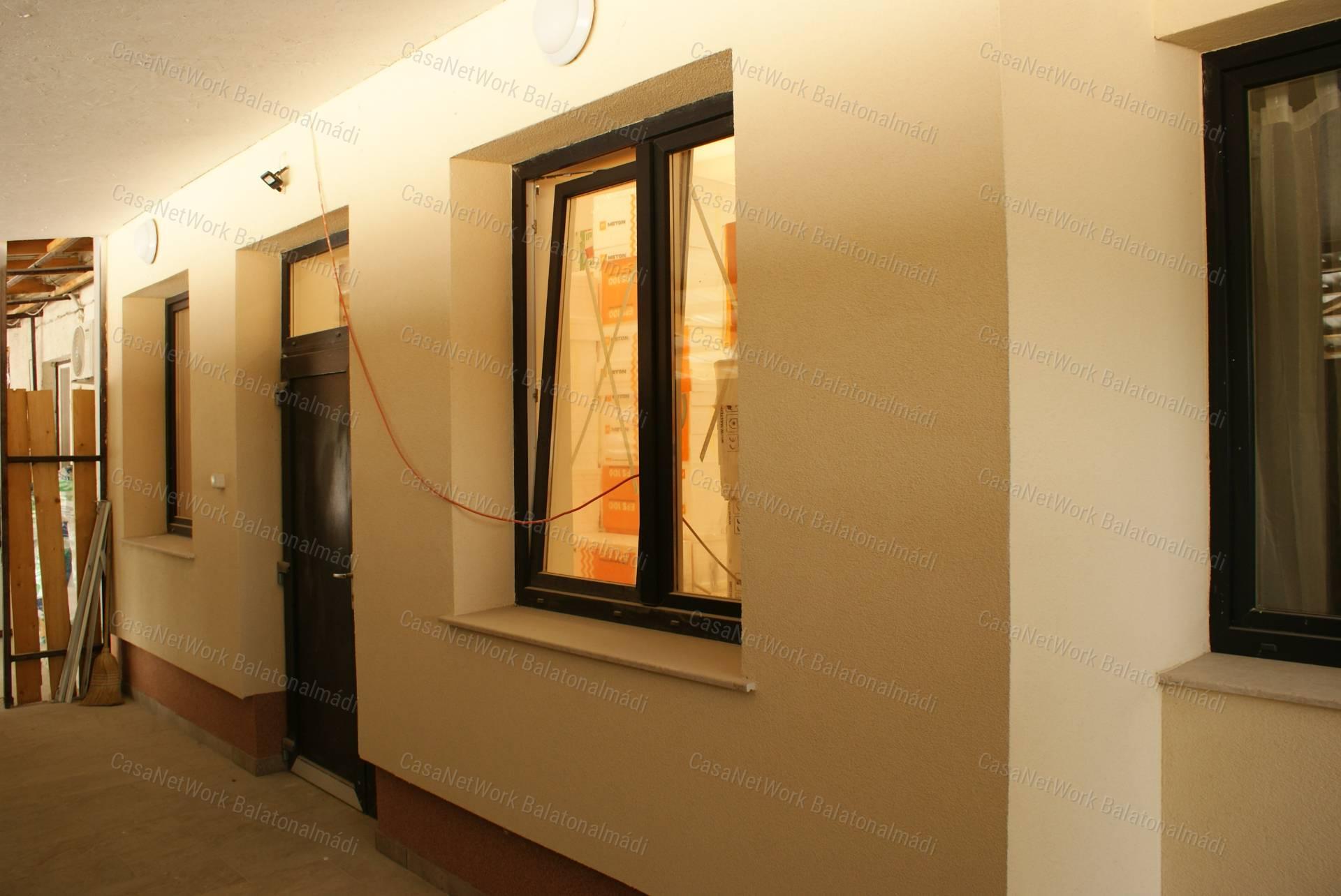 Balatonkenesén 39 m² üzlethelyiség kiadó