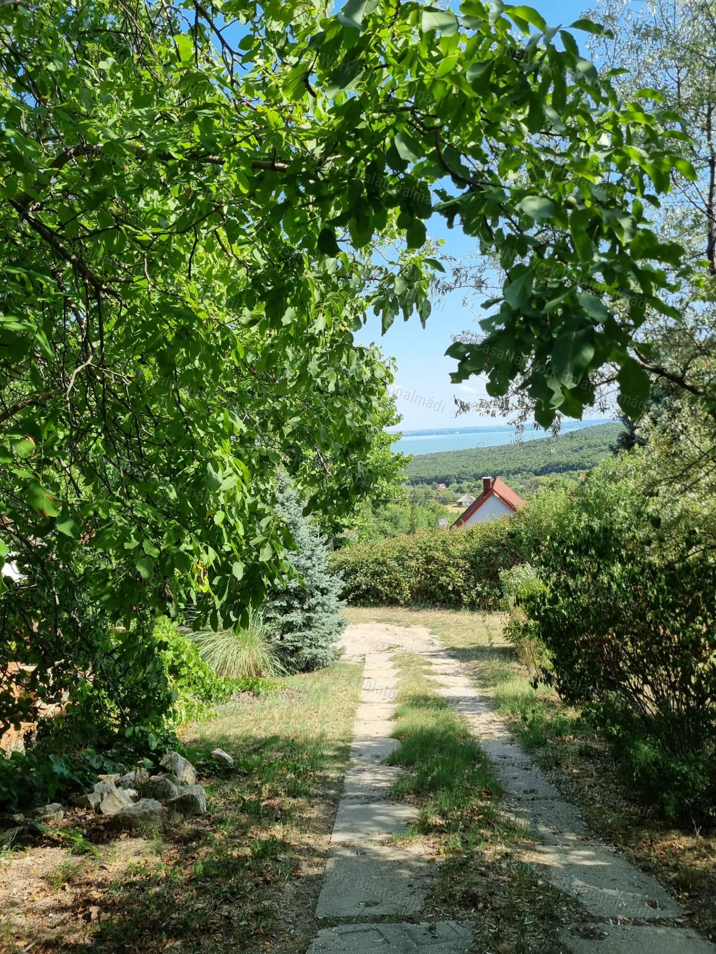 Panorámás zártkert eladó Felsőörsön!