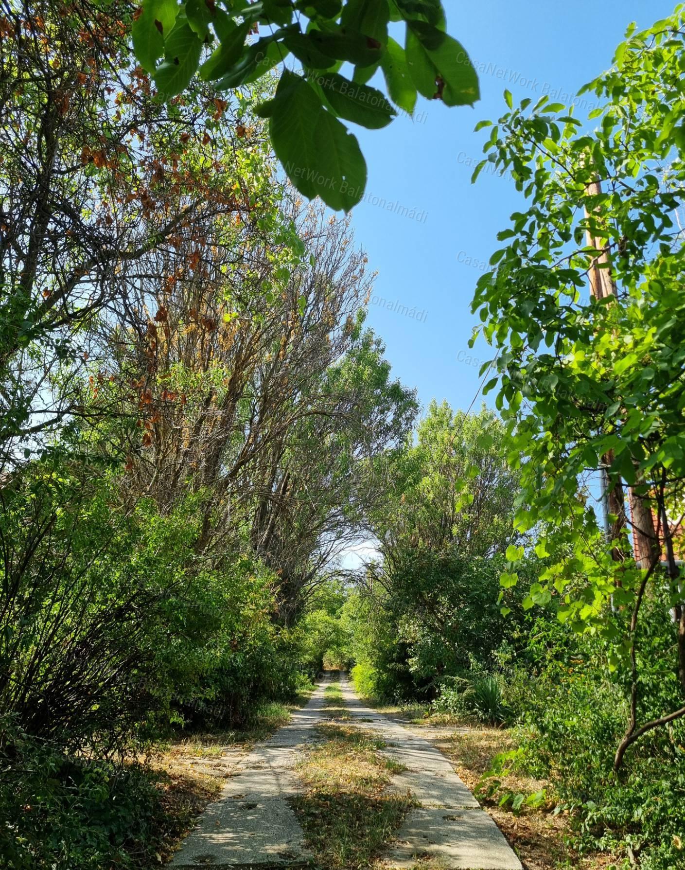 Panorámás zártkert eladó Felsőörsön!