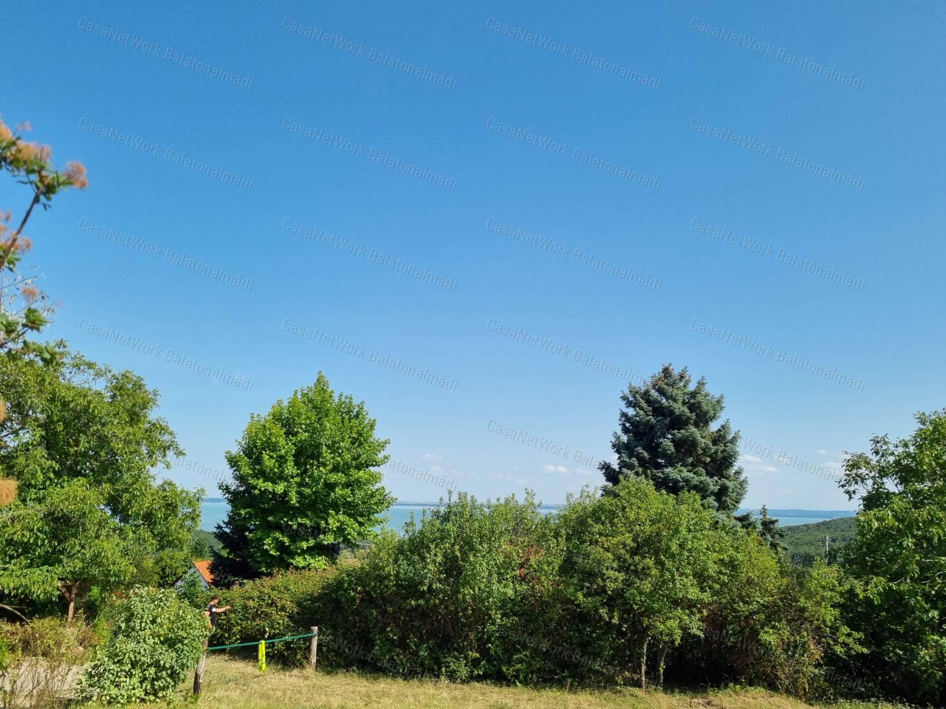 Panorámás zártkert eladó Felsőörsön!
