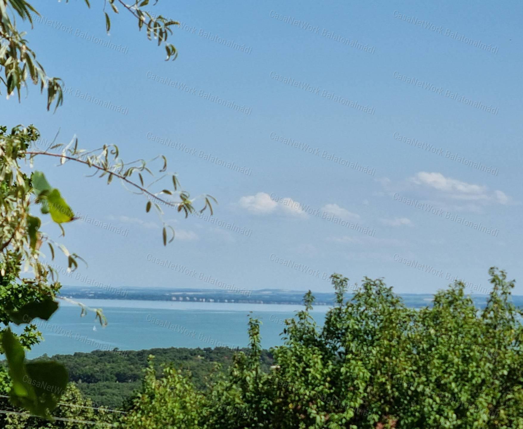 Panorámás zártkert eladó Felsőörsön!