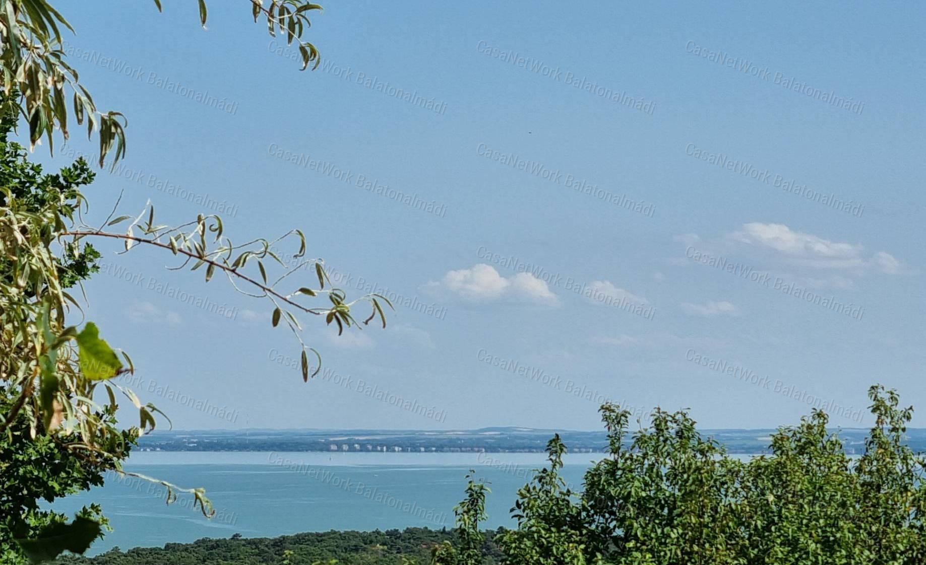 Panorámás zártkert eladó Felsőörsön!