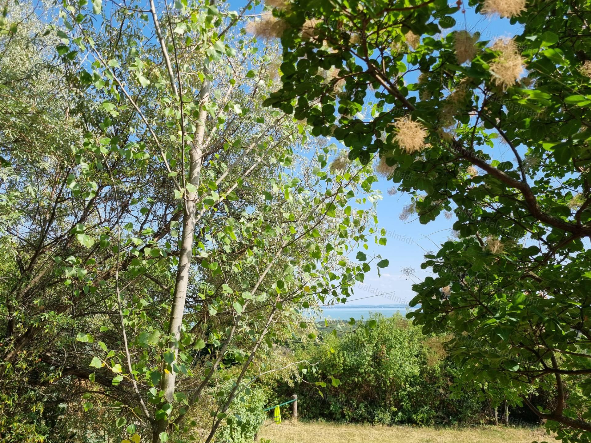 Panorámás zártkert eladó Felsőörsön!