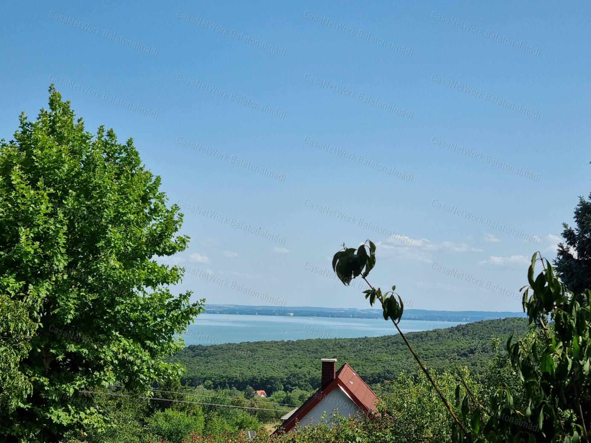 Panorámás zártkert eladó Felsőörsön!