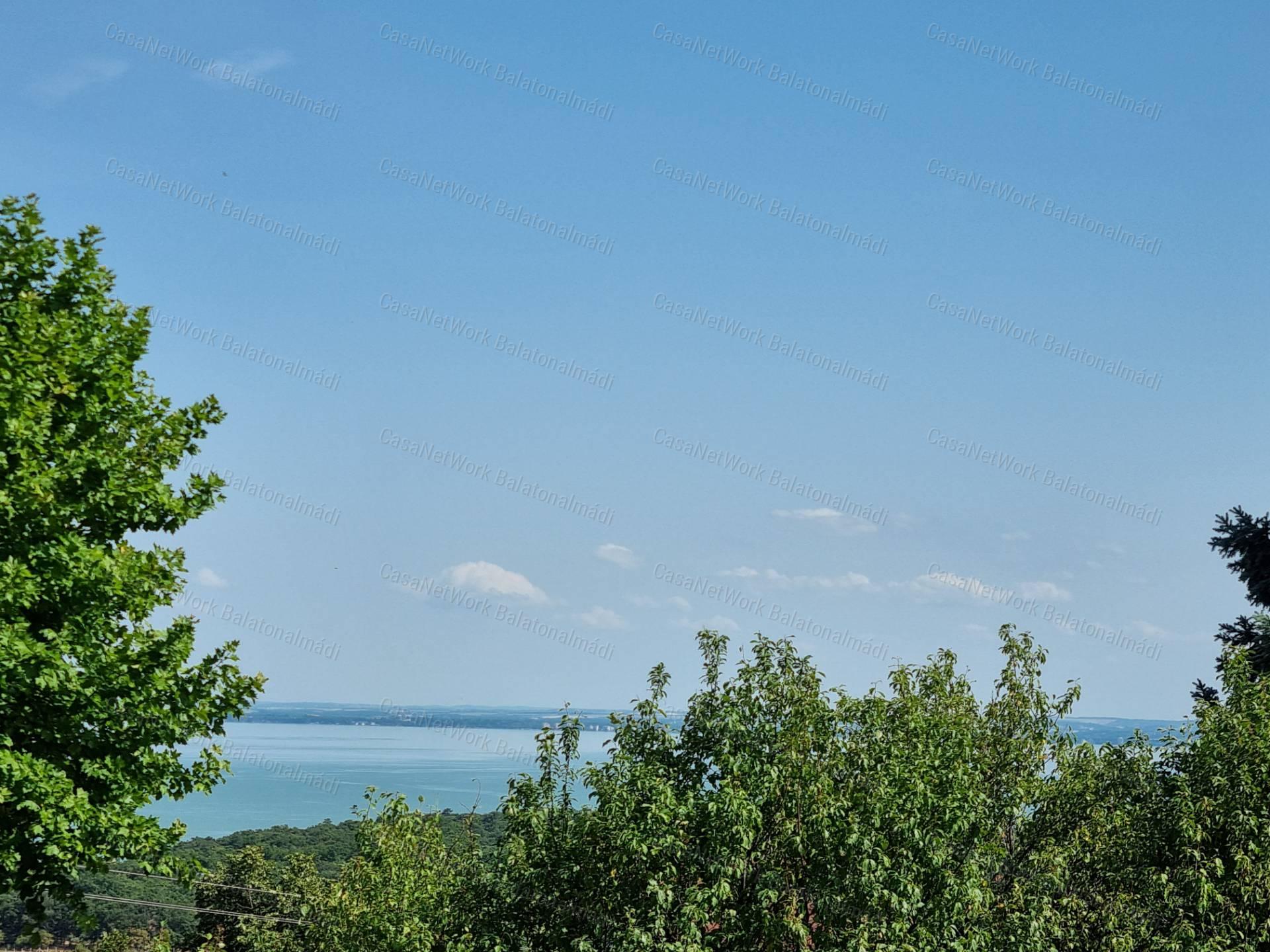 Panorámás zártkert eladó Felsőörsön!