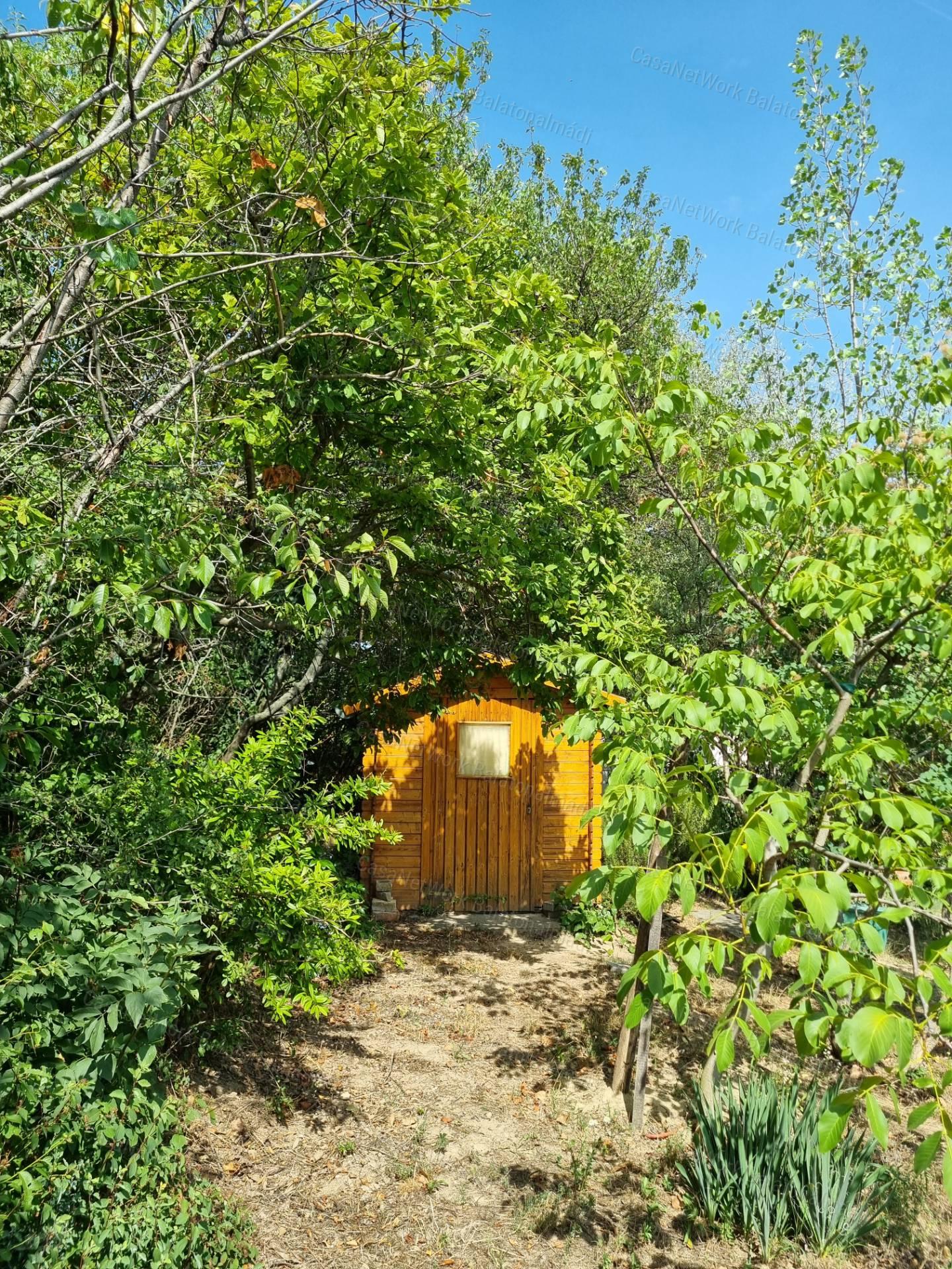 Panorámás zártkert eladó Felsőörsön!