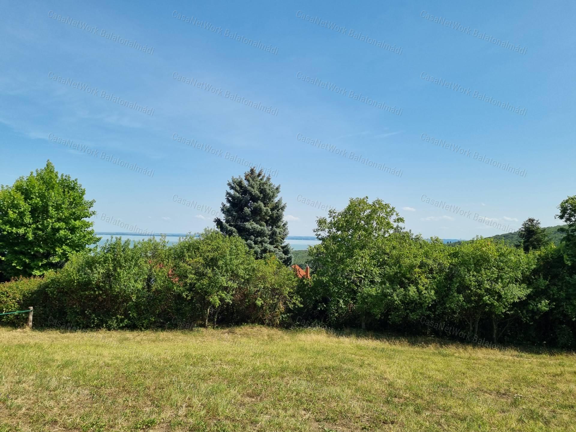 Panorámás zártkert eladó Felsőörsön!