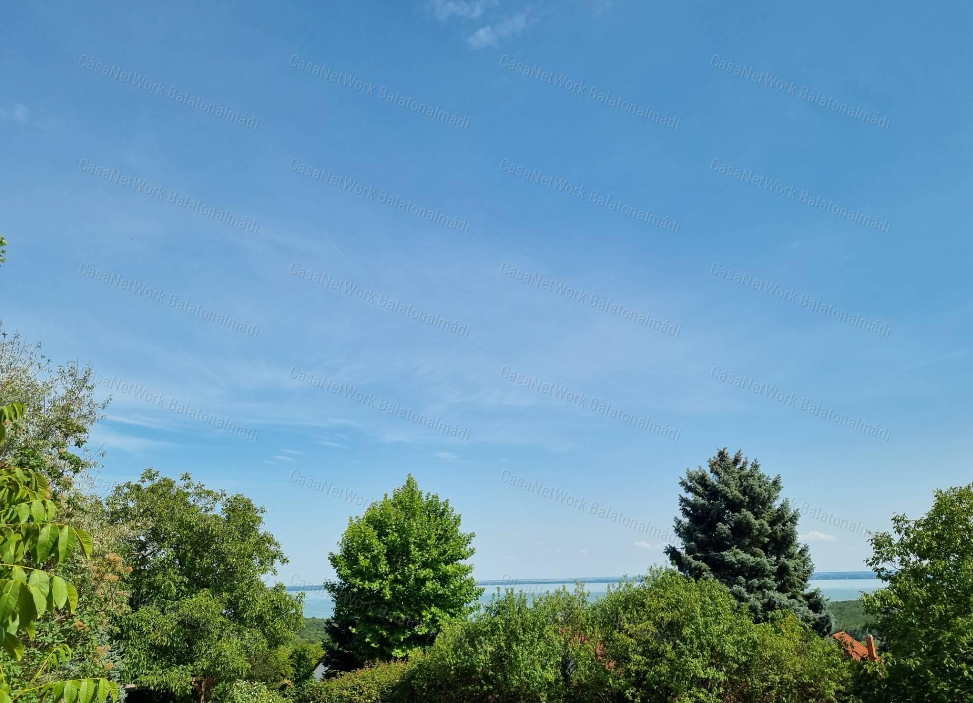 Panorámás zártkert eladó Felsőörsön!
