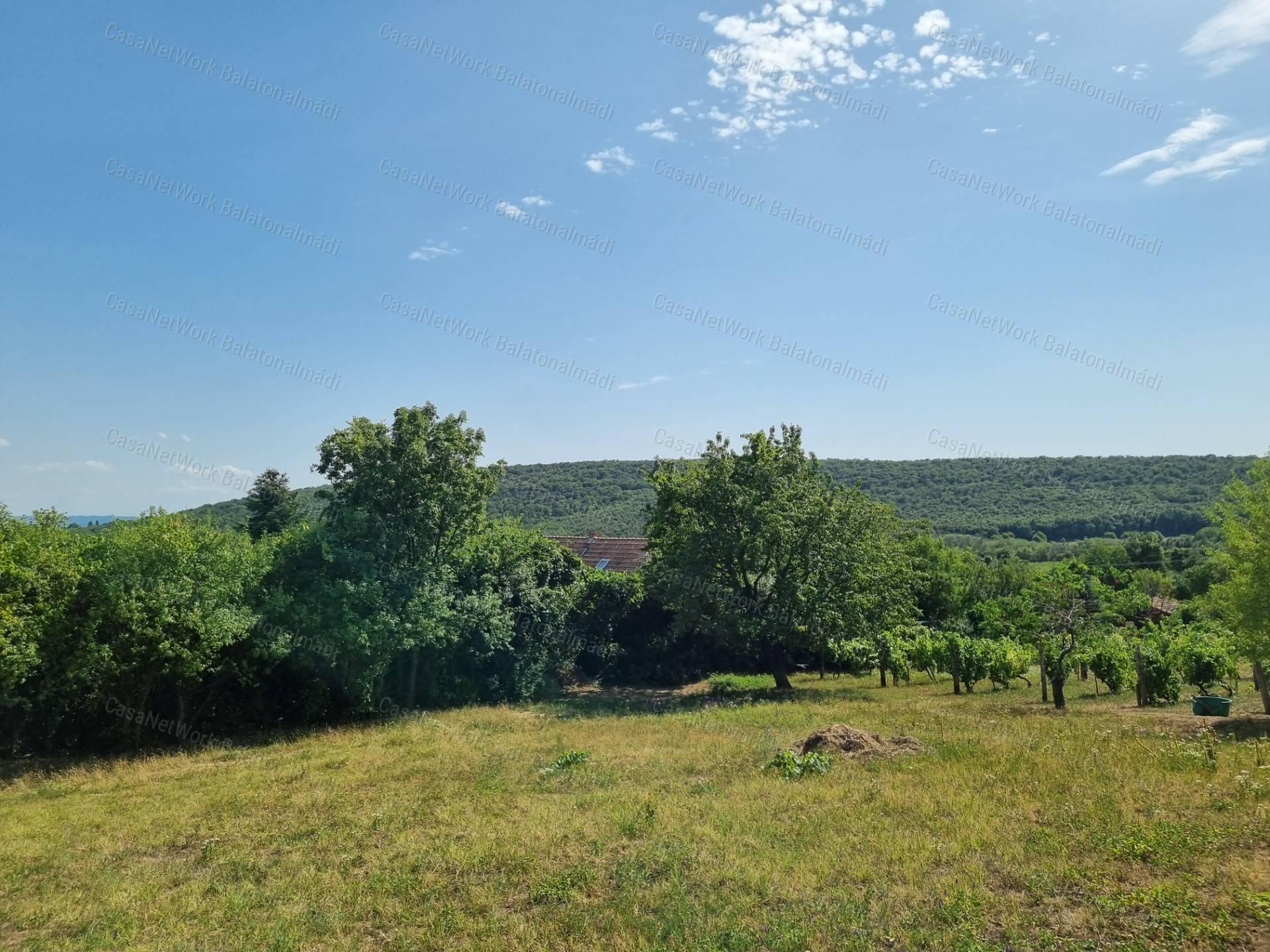 Panorámás zártkert eladó Felsőörsön!
