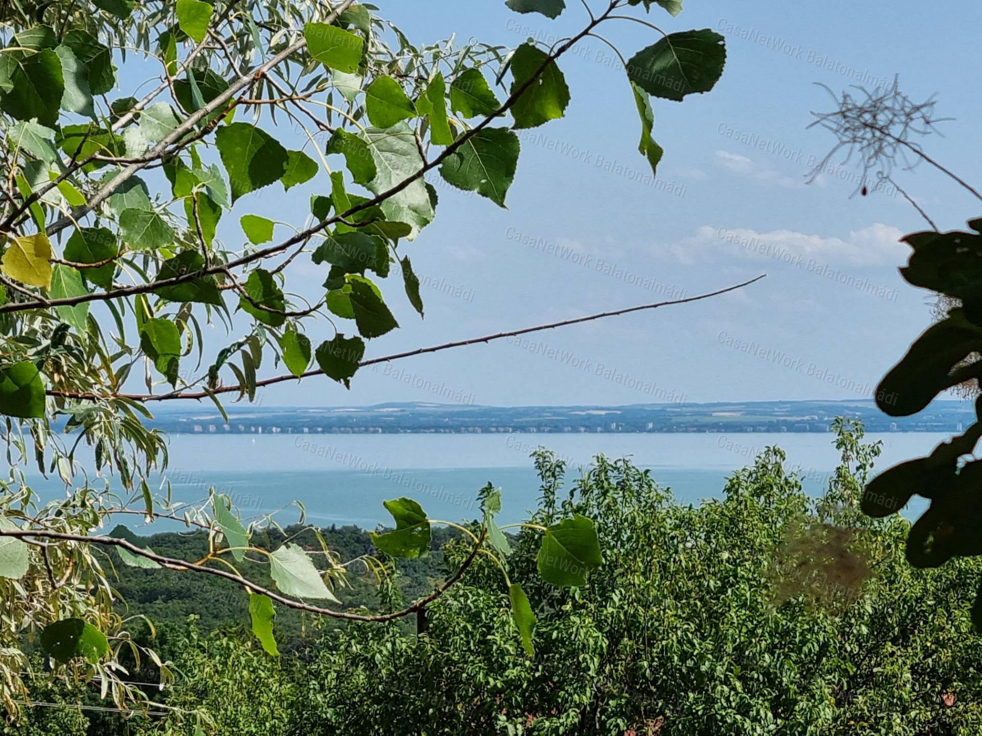 Panorámás zártkert eladó Felsőörsön!