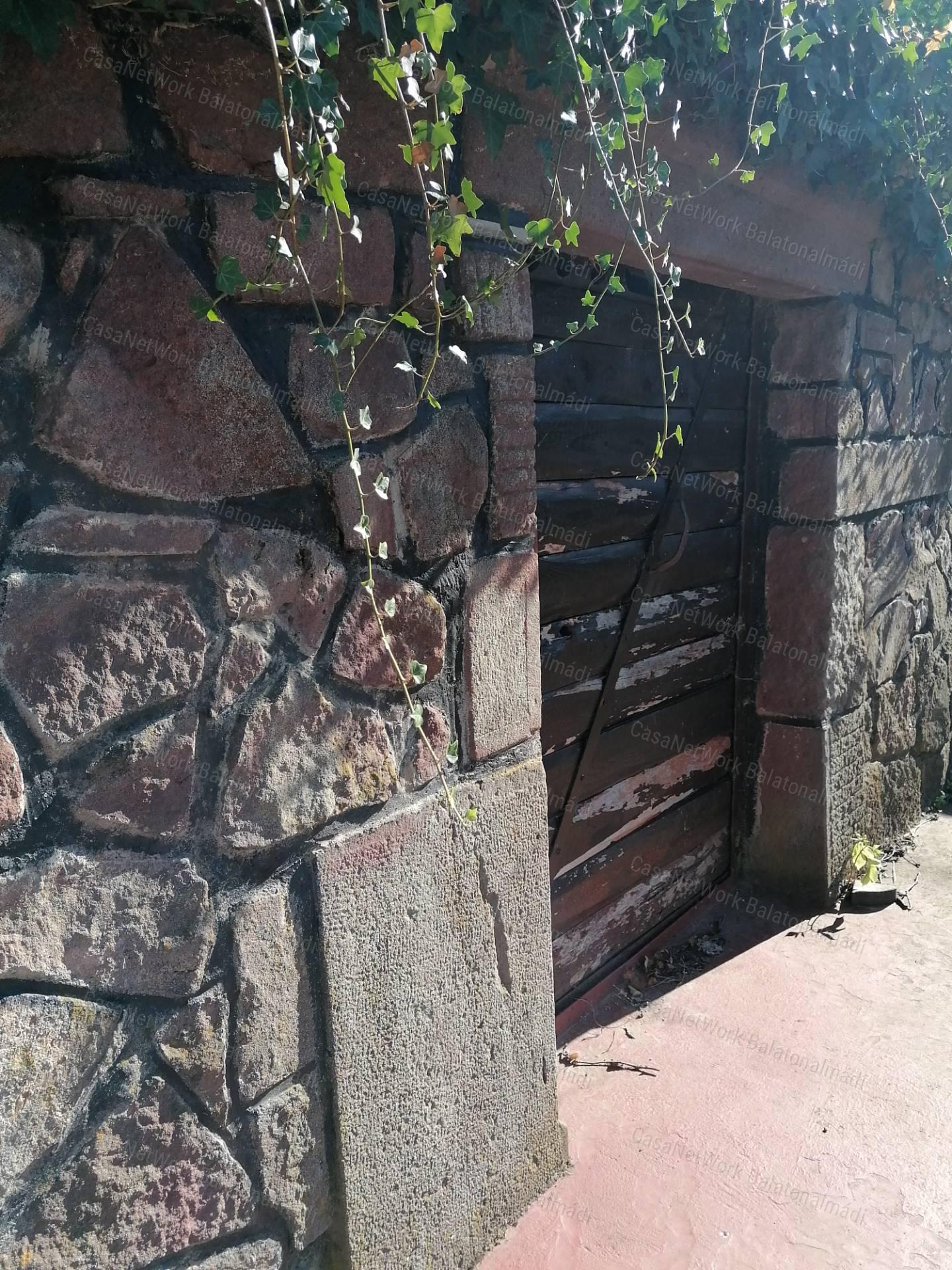 Építkezne? Telket keres Almádiban?