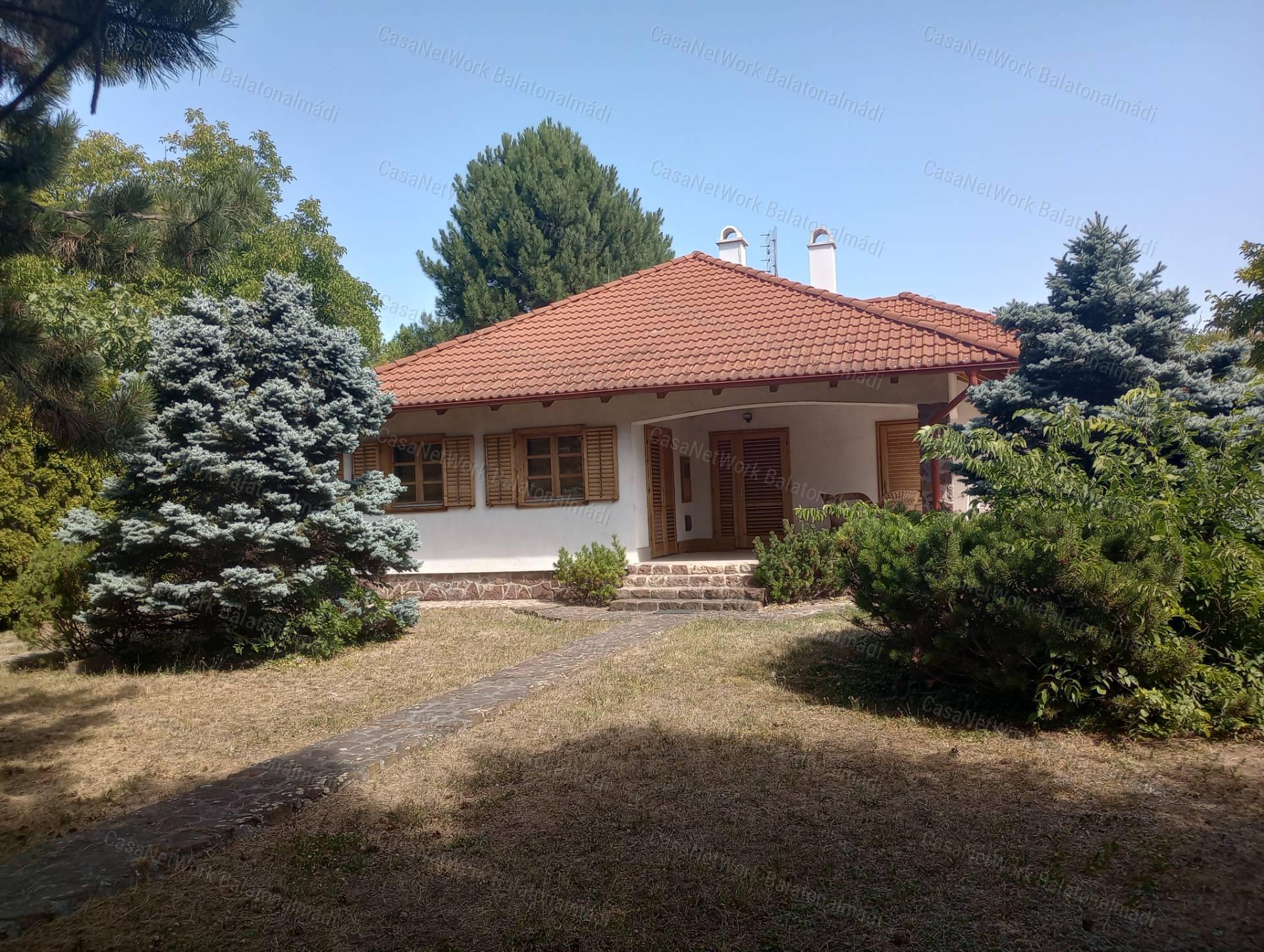Eladó családi ház Balatonakarattyán
