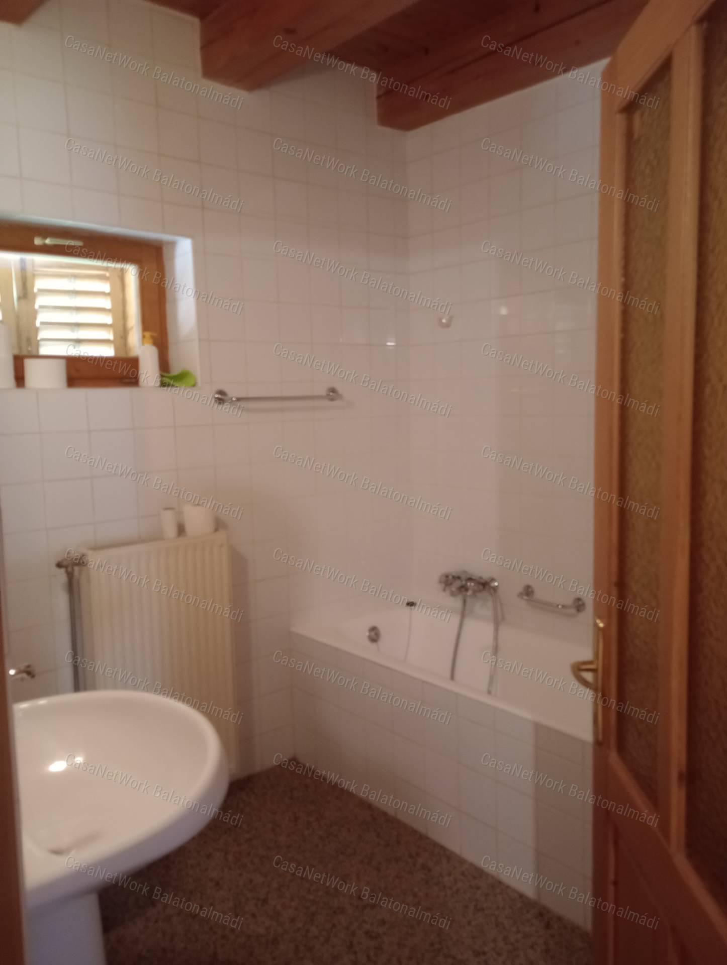 Eladó családi ház Balatonakarattyán
